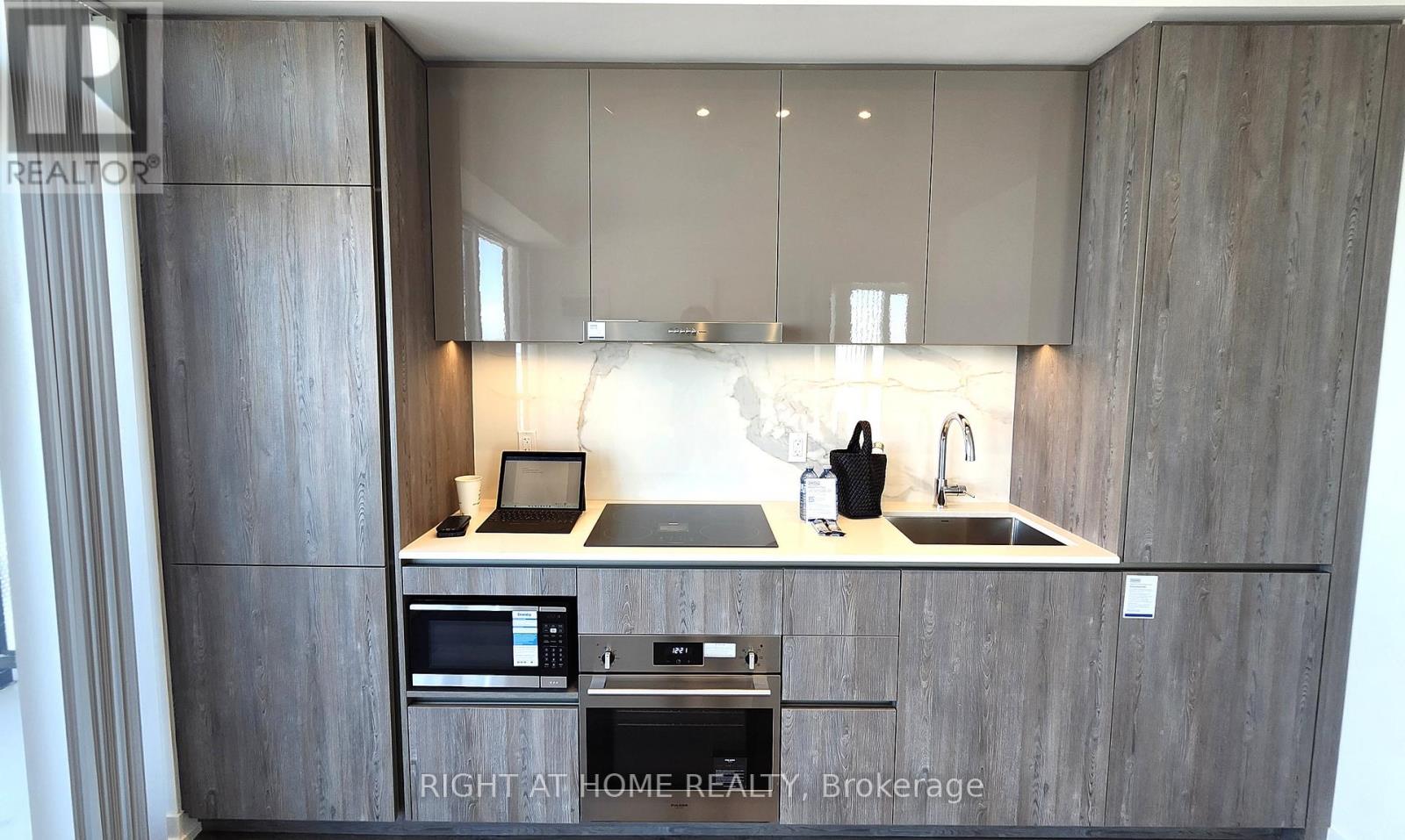 5706 - 8 Interchange Way, Vaughan (Vaughan Corporate Centre), Ontario  L4K 0R2 - Photo 5 - N12768240