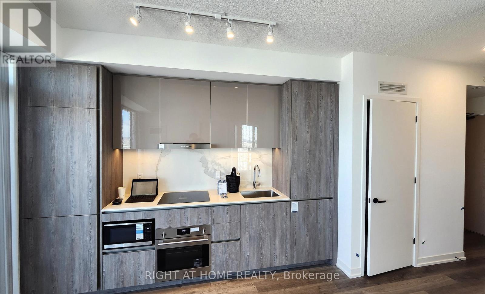 5706 - 8 Interchange Way, Vaughan (Vaughan Corporate Centre), Ontario  L4K 0R2 - Photo 6 - N12768240