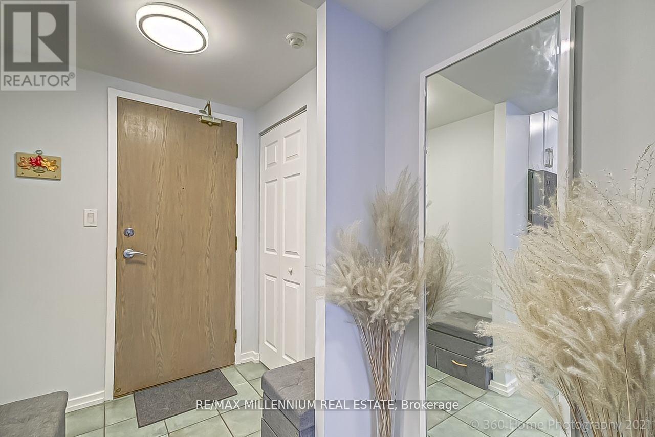 2005 - 3 Hickory Tree Road, Toronto (Weston), Ontario  M9N 3W5 - Photo 2 - W12768236