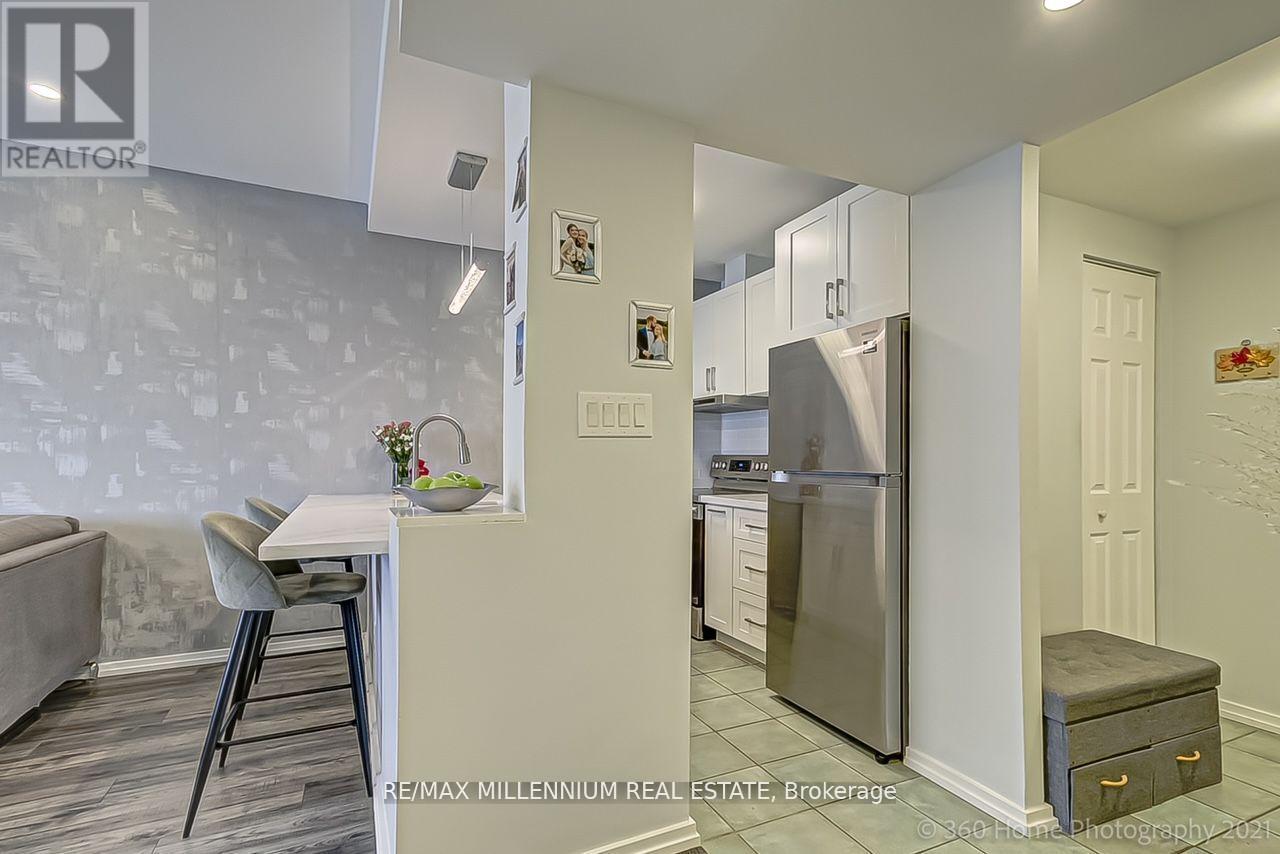 2005 - 3 Hickory Tree Road, Toronto (Weston), Ontario  M9N 3W5 - Photo 4 - W12768236