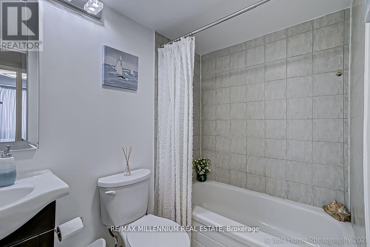 2005 - 3 Hickory Tree Road, Toronto (Weston), Ontario  M9N 3W5 - Photo 6 - W12768236