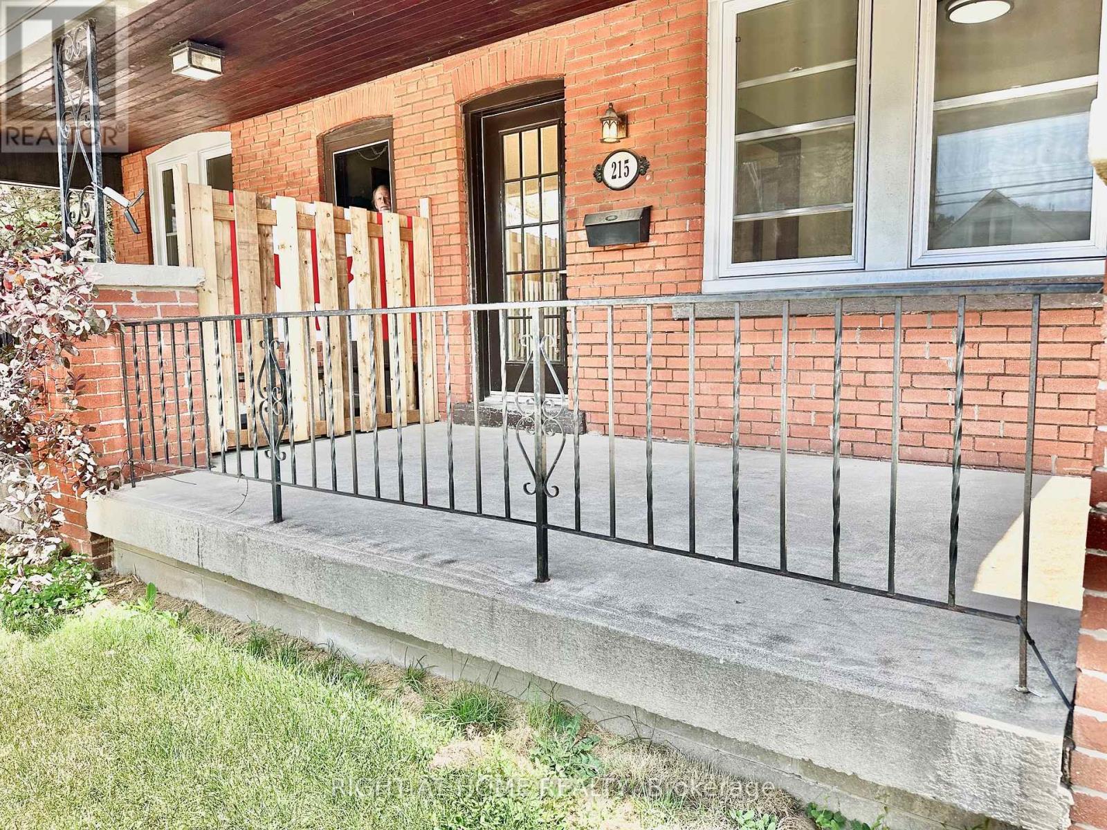 215 Rosewood Road, Hamilton (Glenview), Ontario  L8K 3J5 - Photo 3 - X12768234