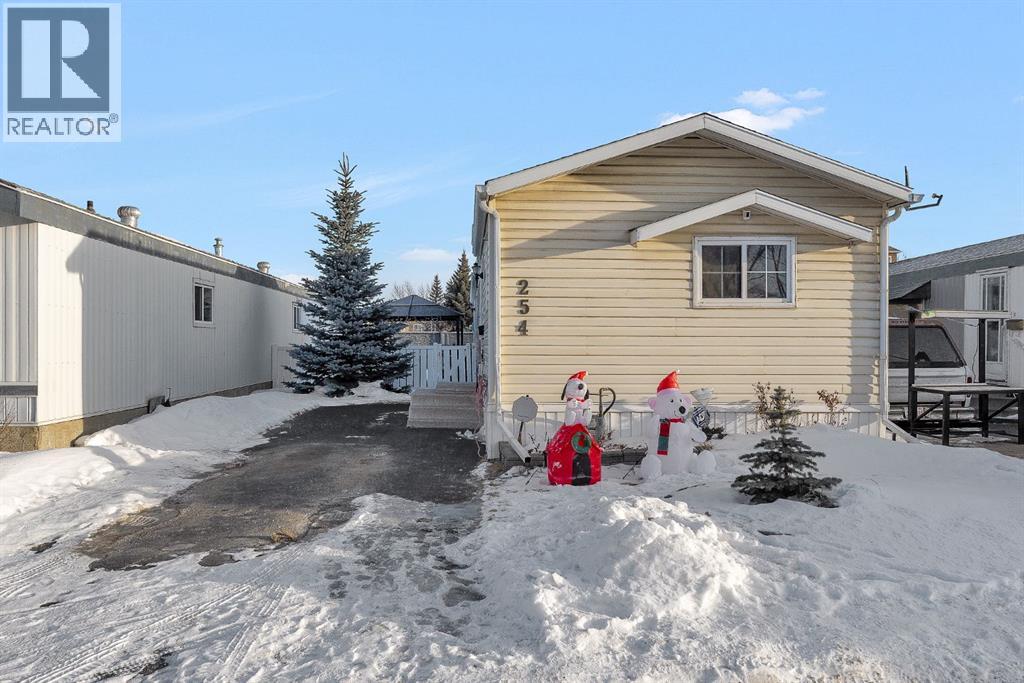 254 Erin Woods Circle Se, Calgary, Alberta  T2B 3C9 - Photo 3 - A2278048