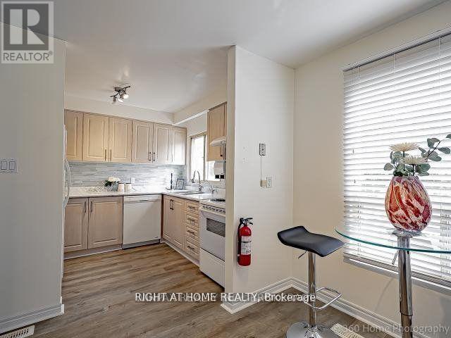 34 - 38 Edgar Woods Road, Toronto (Hillcrest Village), Ontario  M2H 2Y7 - Photo 7 - C12768258