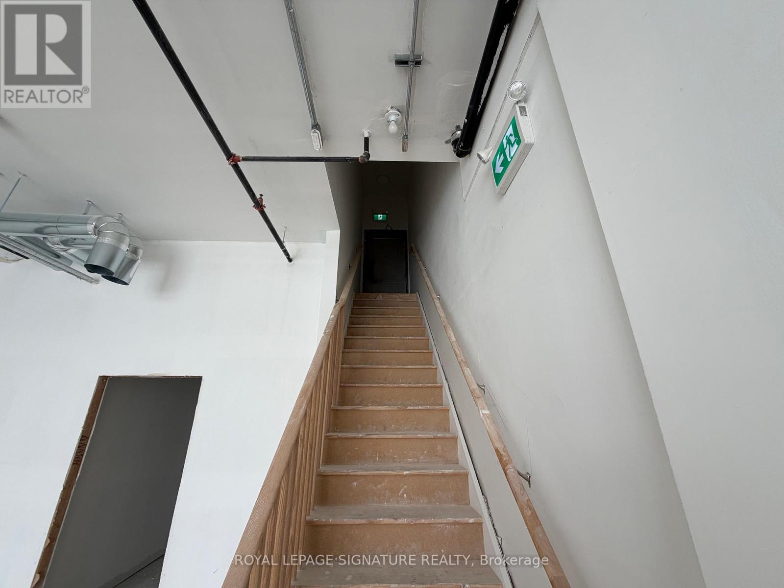 6 - 200 Dissette Street, Bradford West Gwillimbury, Ontario  M3Z 3G8 - Photo 10 - N12768276