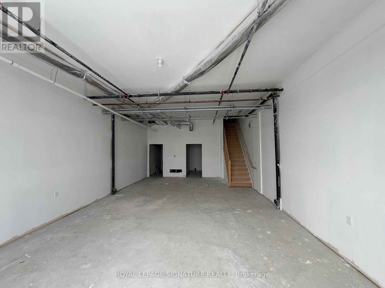 6 - 200 Dissette Street, Bradford West Gwillimbury, Ontario  M3Z 3G8 - Photo 3 - N12768276