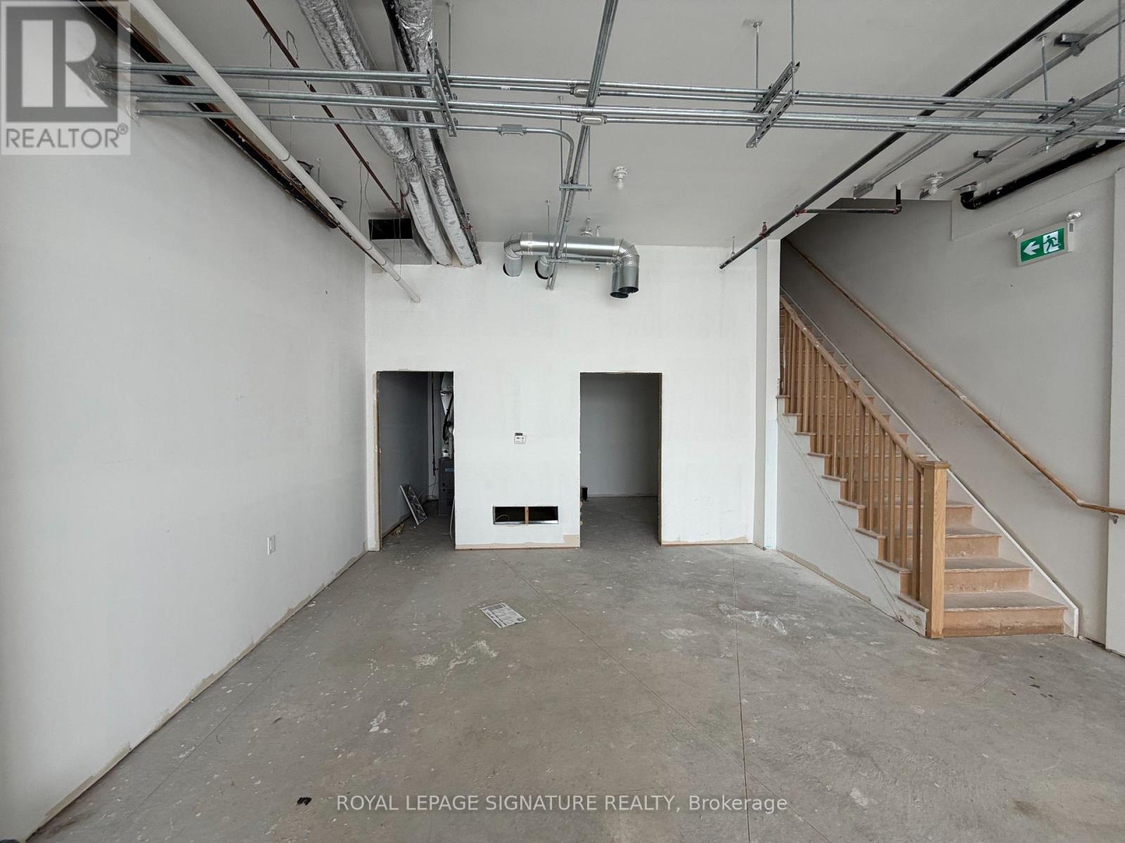 6 - 200 Dissette Street, Bradford West Gwillimbury, Ontario  M3Z 3G8 - Photo 4 - N12768276