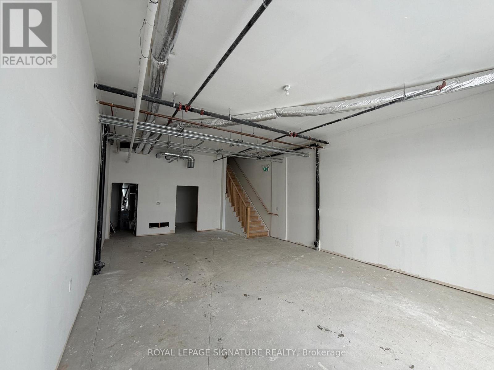 6 - 200 Dissette Street, Bradford West Gwillimbury, Ontario  M3Z 3G8 - Photo 6 - N12768276