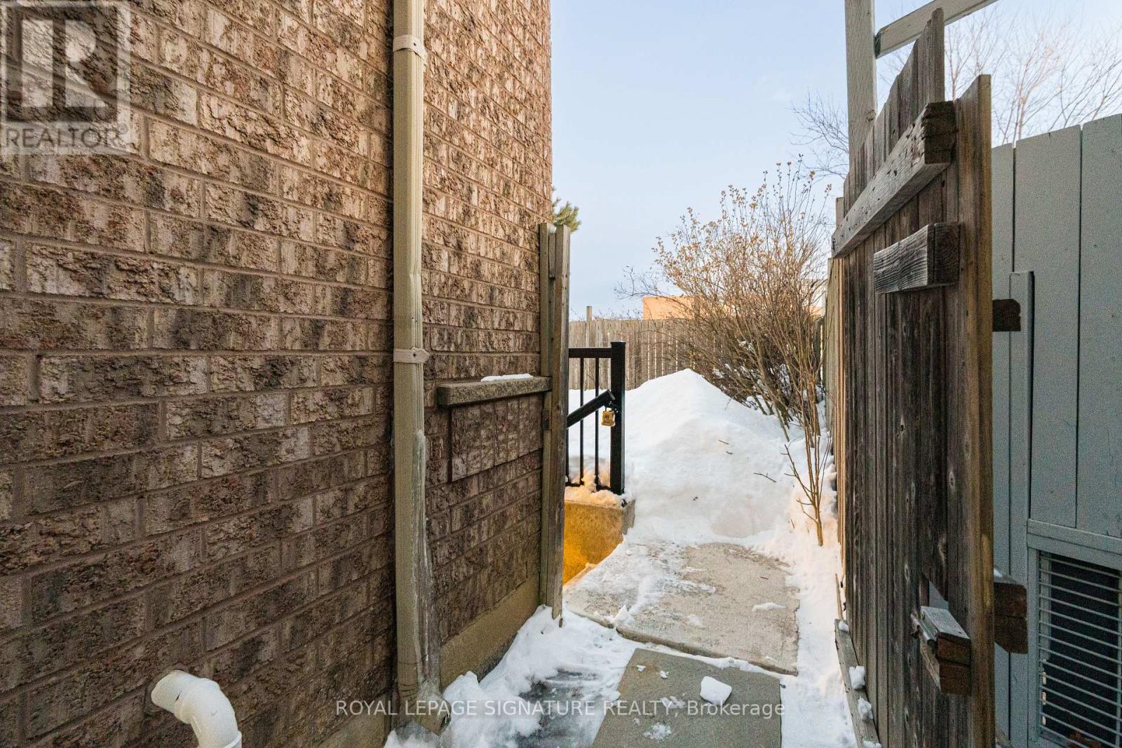 21 Sewells Lane, Brampton (Fletcher's Meadow), Ontario  L7A 3A1 - Photo 2 - W12768284