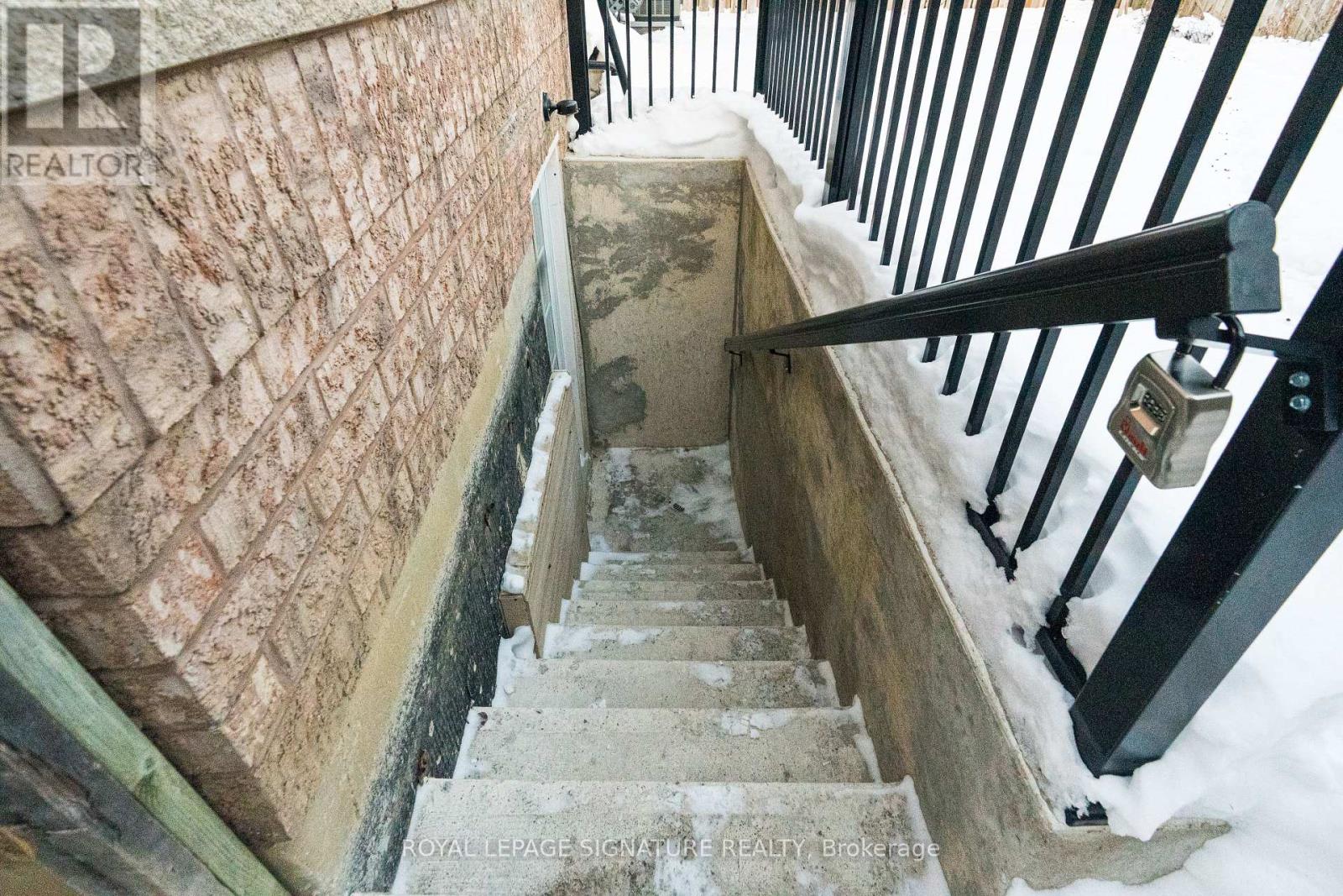 21 Sewells Lane, Brampton (Fletcher's Meadow), Ontario  L7A 3A1 - Photo 4 - W12768284