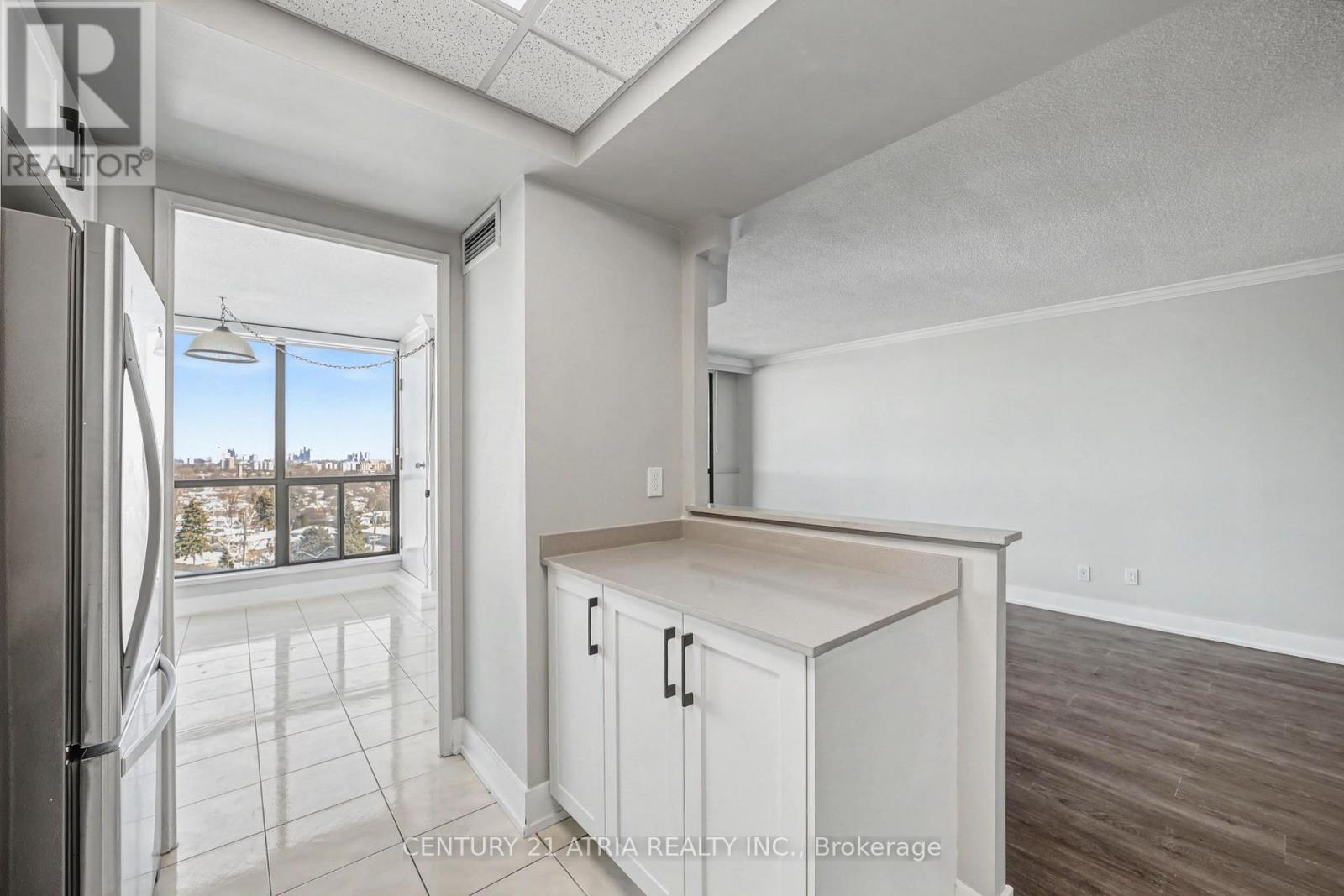 1003 - 1111 Bough Beeches Boulevard, Mississauga, Ontario  L4W 4N1 - Photo 10 - W12768298