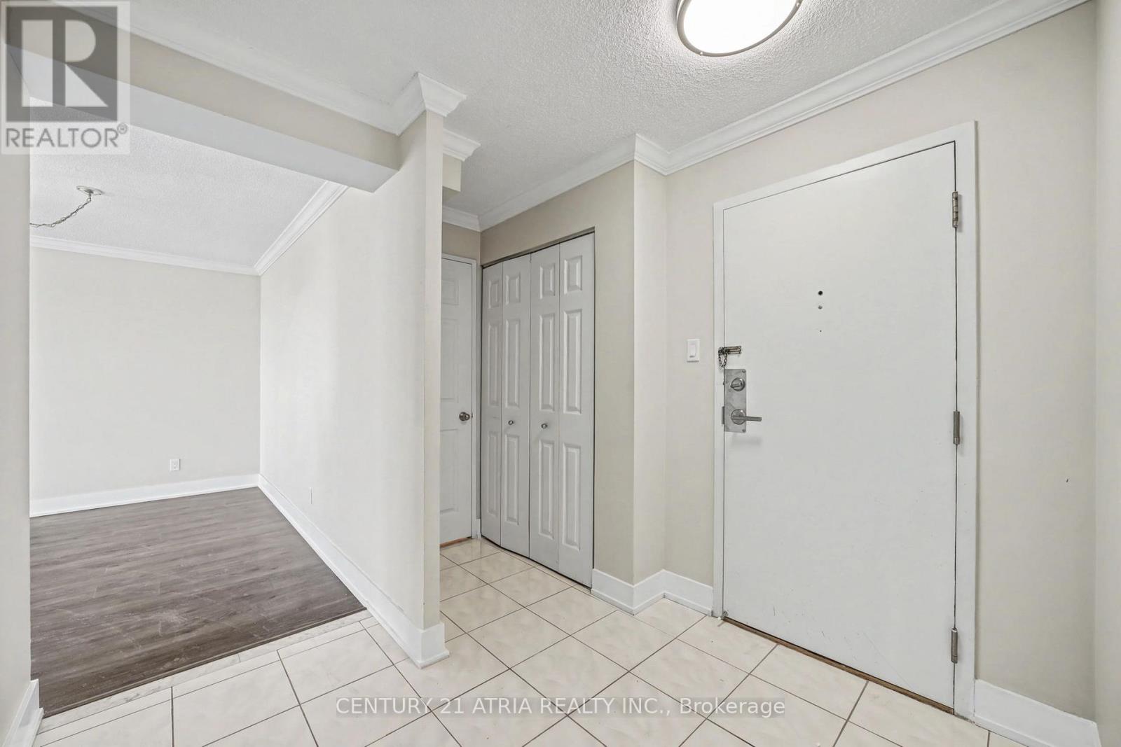 1003 - 1111 Bough Beeches Boulevard, Mississauga, Ontario  L4W 4N1 - Photo 4 - W12768298