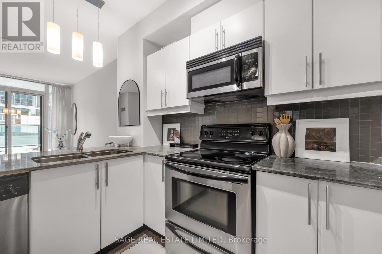 504 - 18 Harbour Street, Toronto, Ontario  M5J 2Z6 - Photo 4 - C12768312