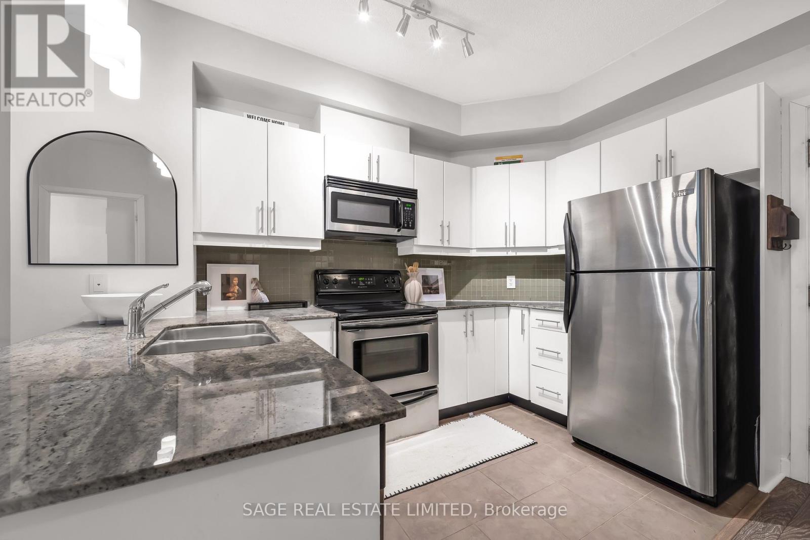 504 - 18 Harbour Street, Toronto, Ontario  M5J 2Z6 - Photo 5 - C12768312