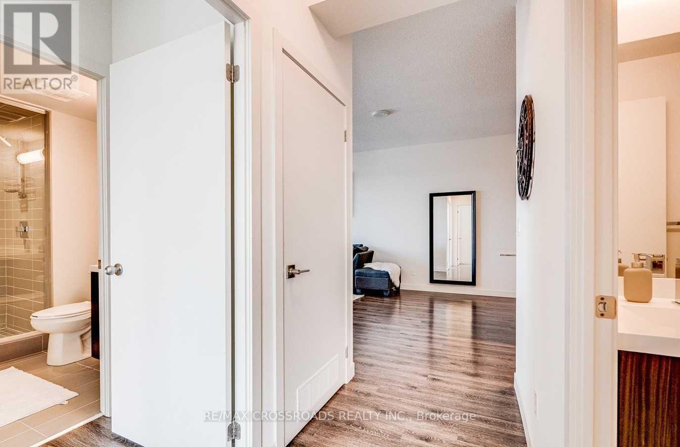 502 - 2093 Fairview Street, Burlington (Freeman), Ontario  L7R 0E6 - Photo 3 - W12768364