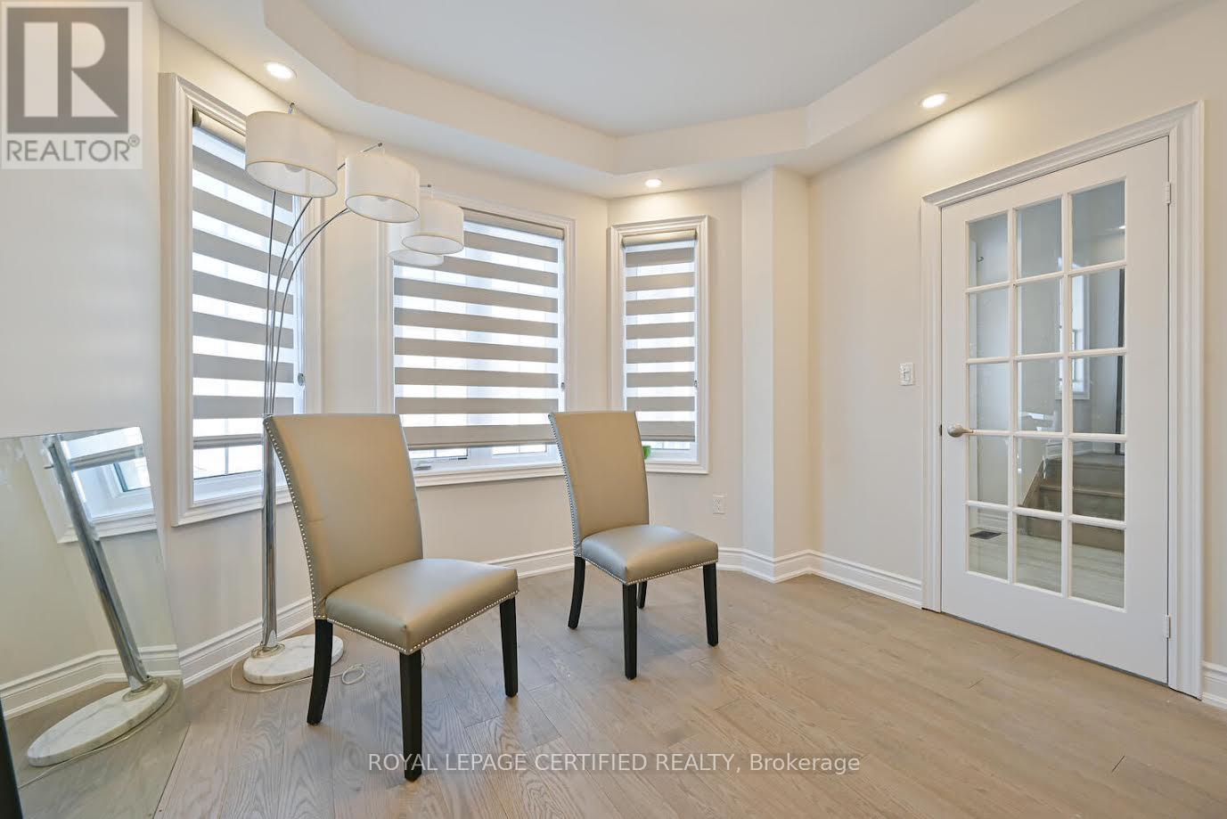 4072 Hillsborough Crescent, Oakville, Ontario  L6H 3P8 - Photo 4 - W12766924