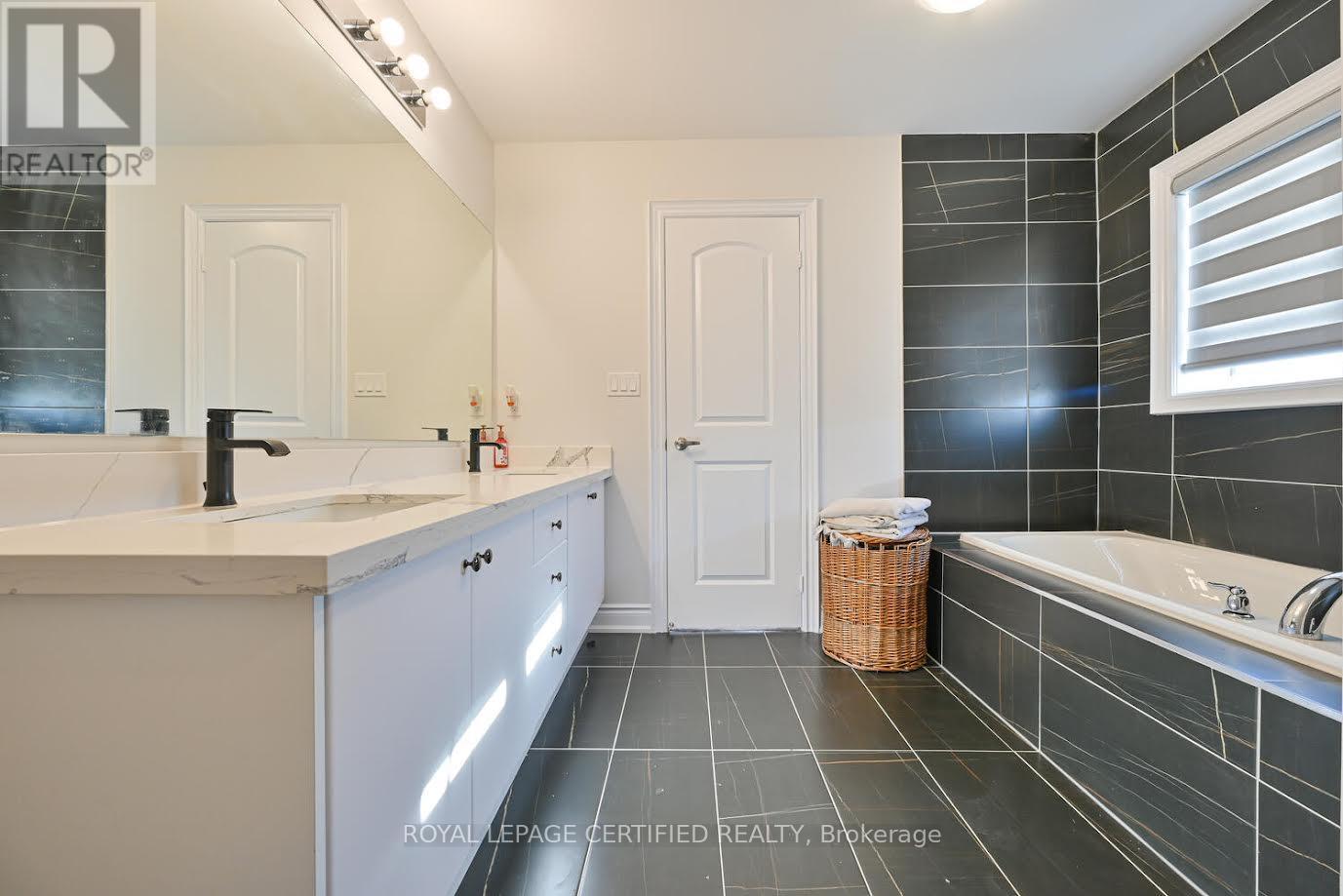 4072 Hillsborough Crescent, Oakville, Ontario  L6H 3P8 - Photo 34 - W12766924