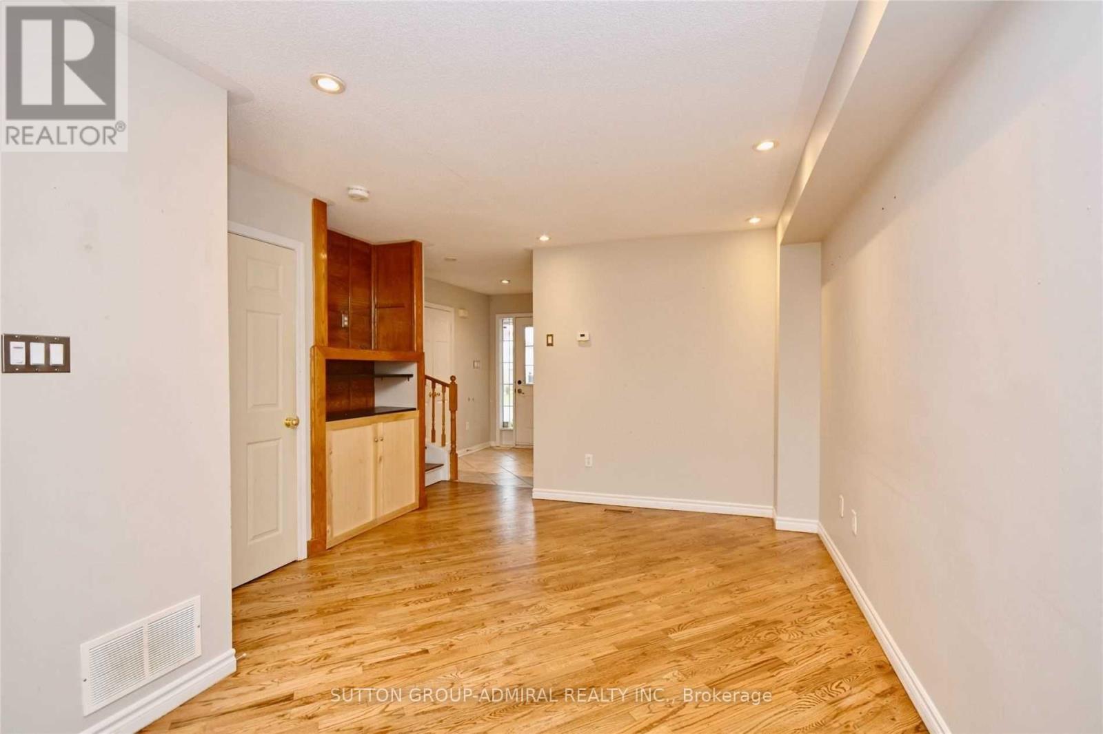 Upper - 70 Hawthorne Crescent, Barrie (Ardagh), Ontario  L4N 9Y8 - Photo 6 - S12768416