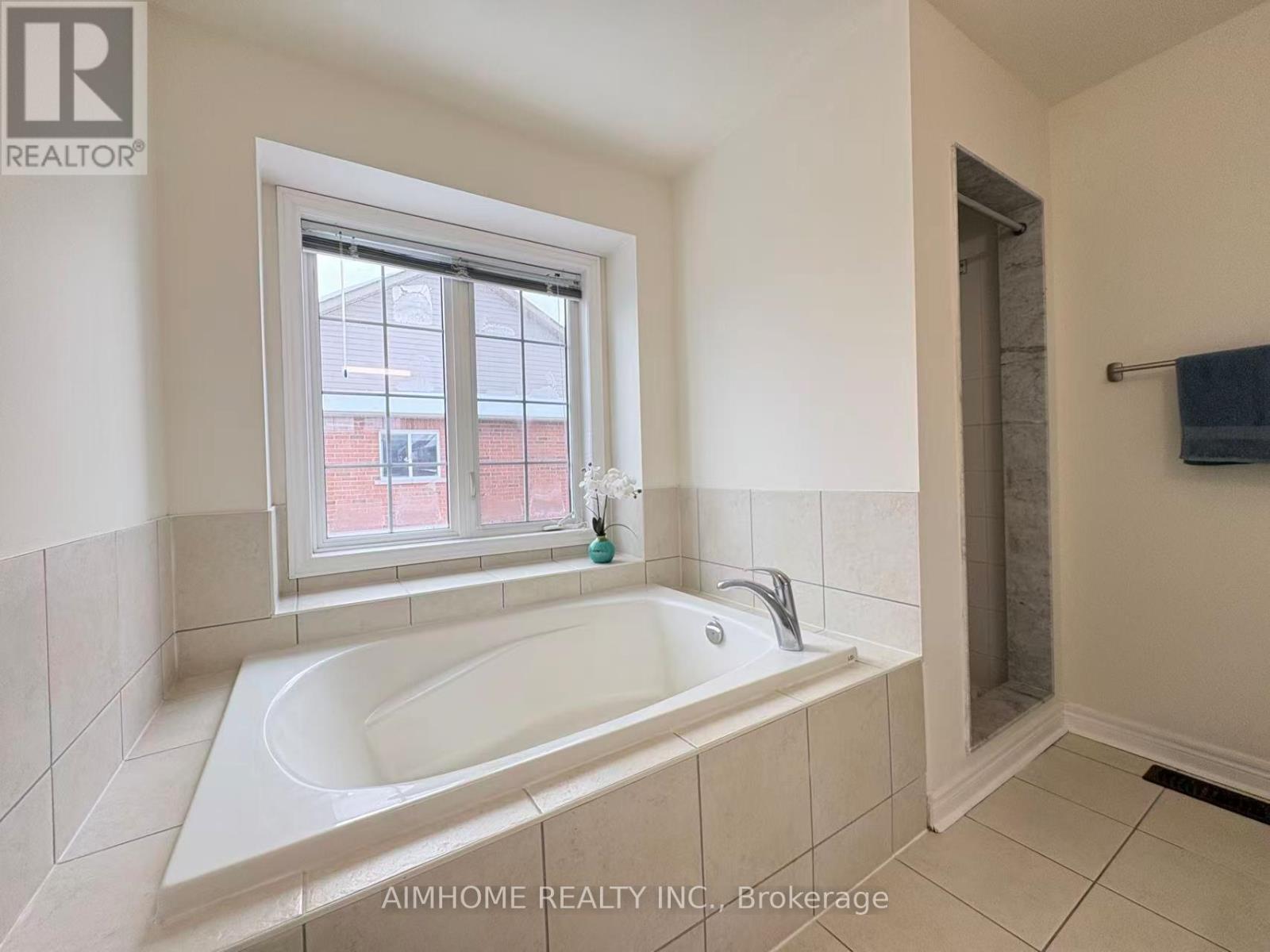 2 Wheatsheaf Street, Richmond Hill, Ontario  L4E 5B4 - Photo 27 - N12768424