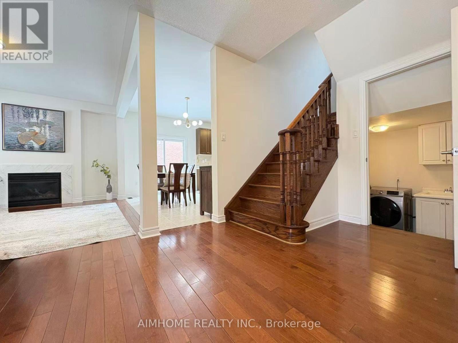 2 Wheatsheaf Street, Richmond Hill, Ontario  L4E 5B4 - Photo 9 - N12768424