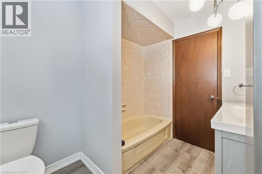 5048 Stenzel Court, Beamsville, Ontario  L0R 1B5 - Photo 14 - 40803577