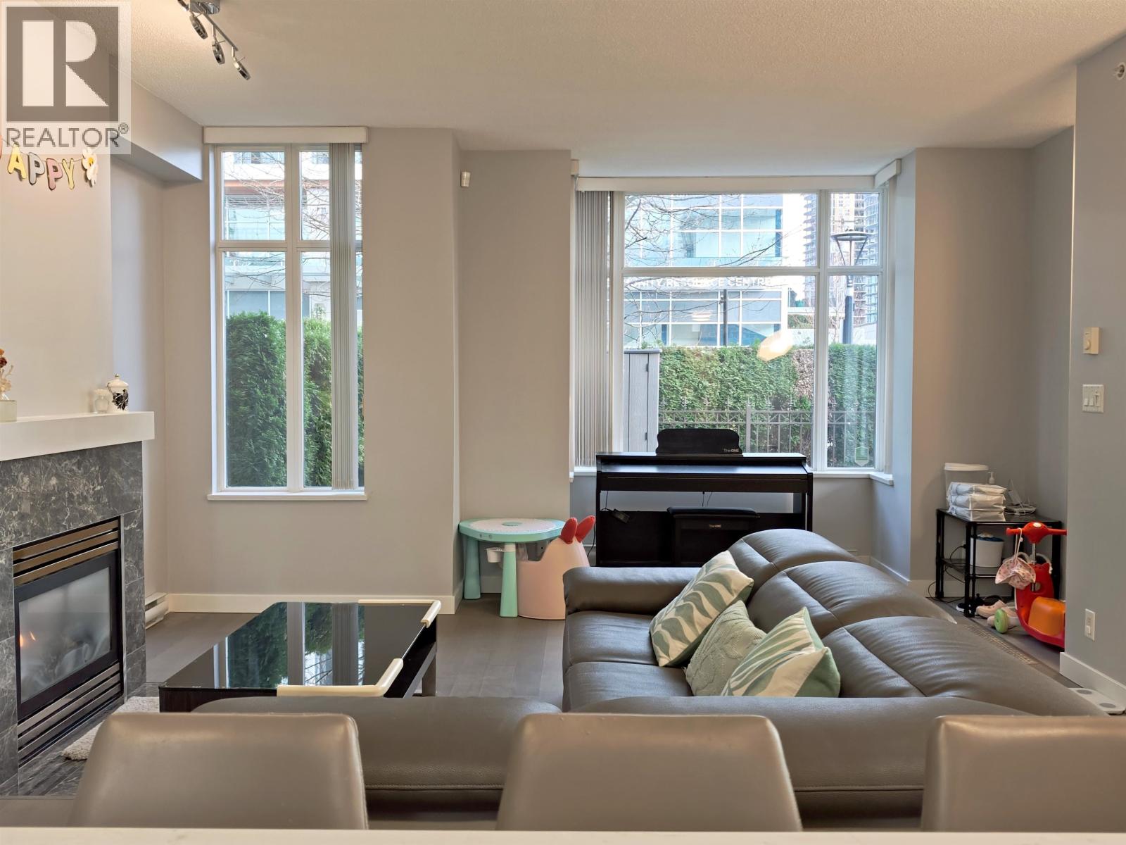 Th16 2089 Rosser Avenue, Burnaby, British Columbia  V5C 5E2 - Photo 5 - R3072065