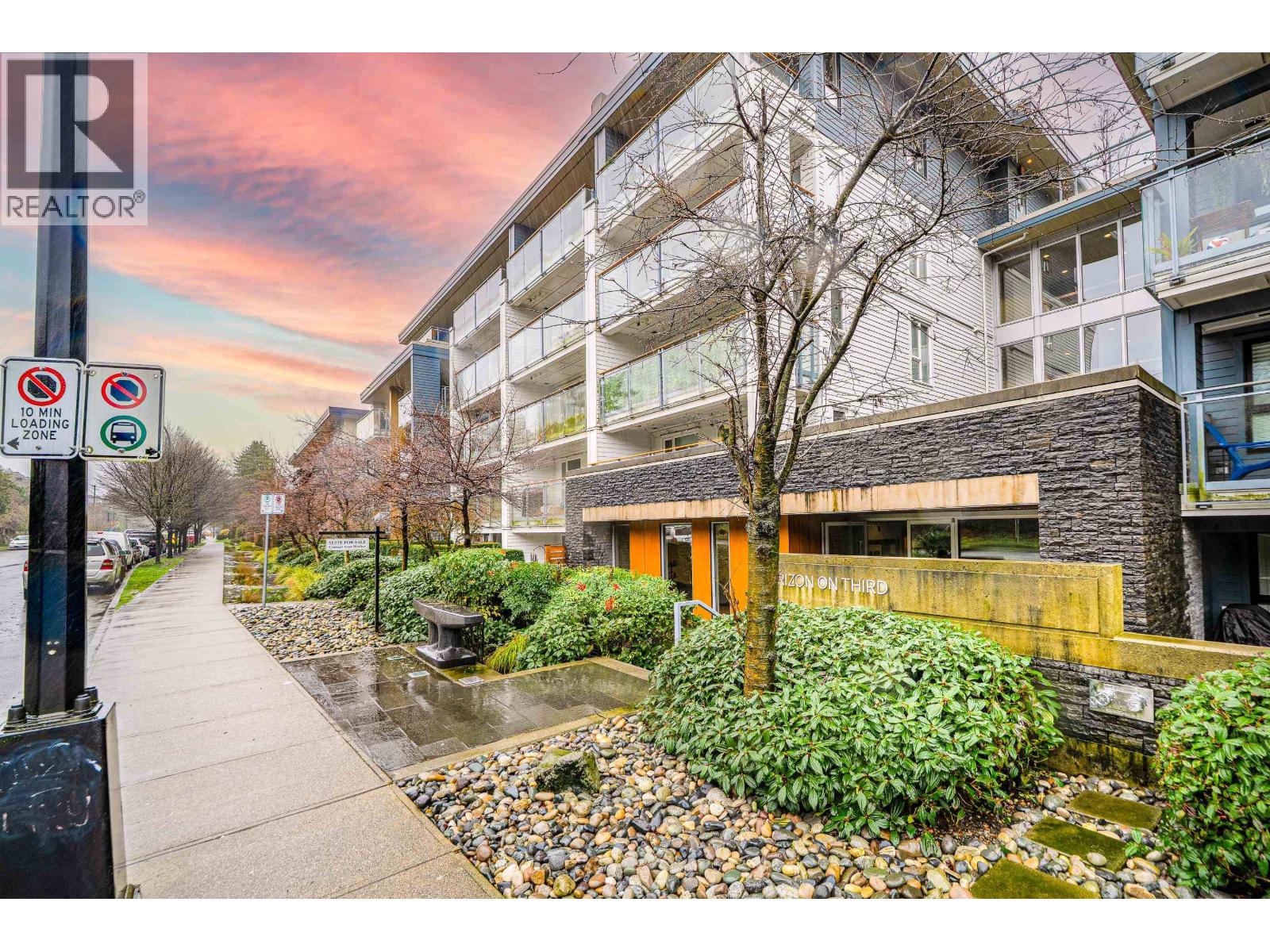 416 221 E 3RD STREET, North Vancouver, British Columbia