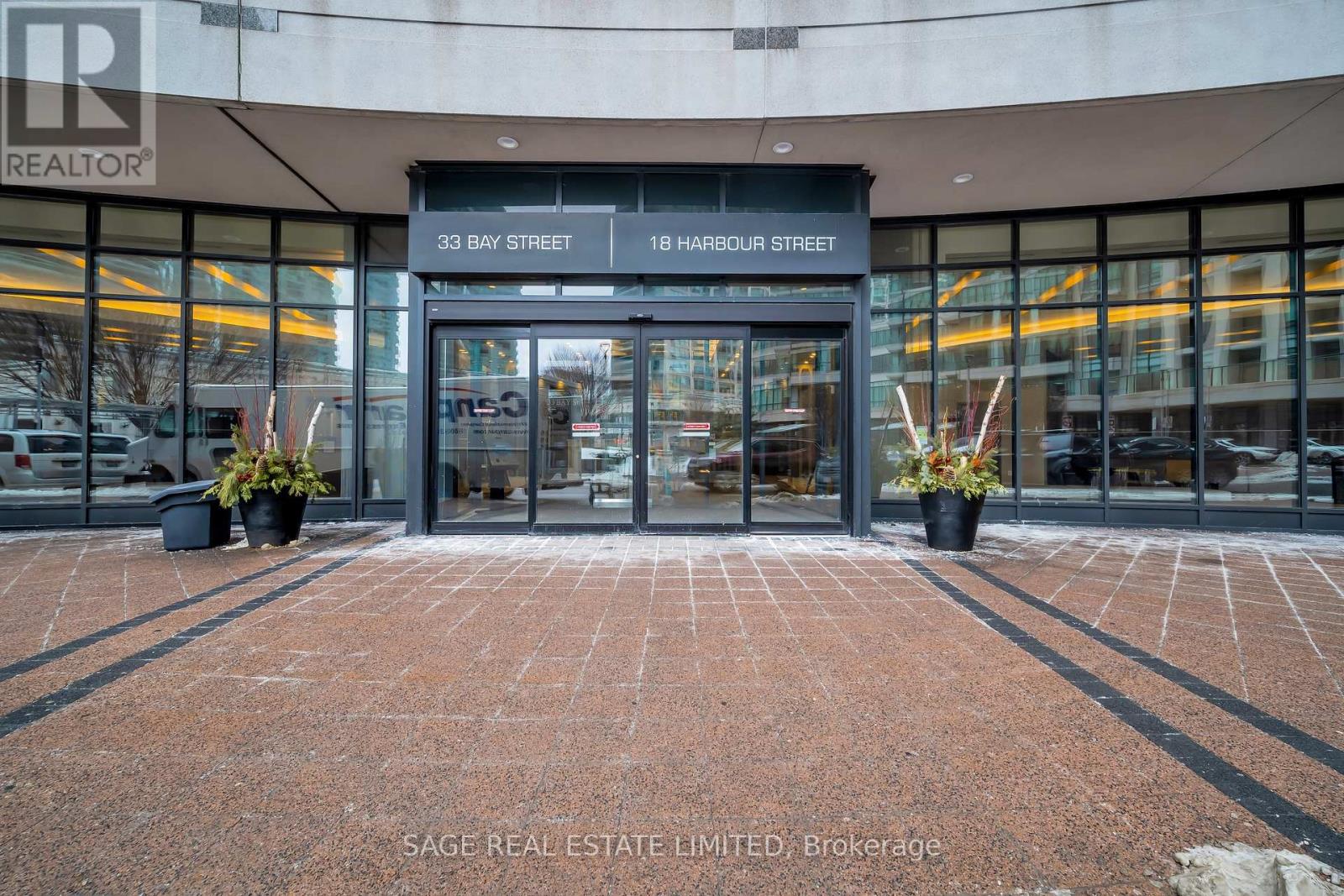 504 - 18 Harbour Street, Toronto, Ontario  M5J 2Z6 - Photo 6 - C12768312