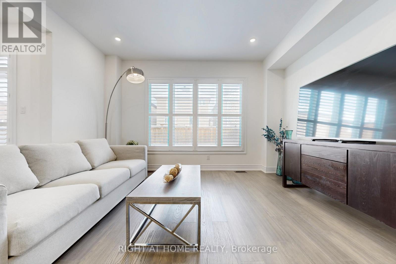 14 Heritage Street, Bradford West Gwillimbury (Bradford), Ontario  L3Z 0X5 - Photo 5 - N12768466