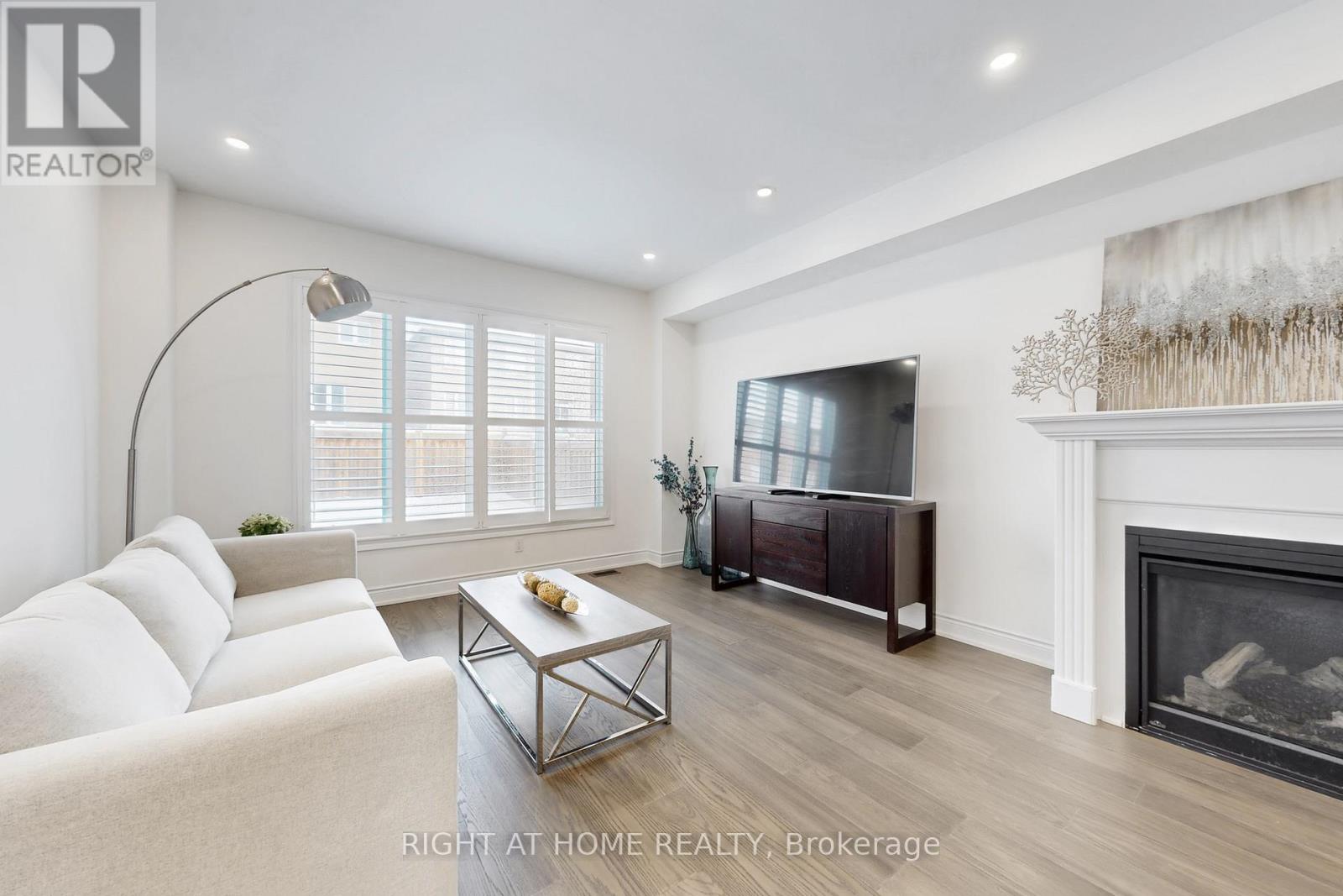 14 Heritage Street, Bradford West Gwillimbury (Bradford), Ontario  L3Z 0X5 - Photo 7 - N12768466