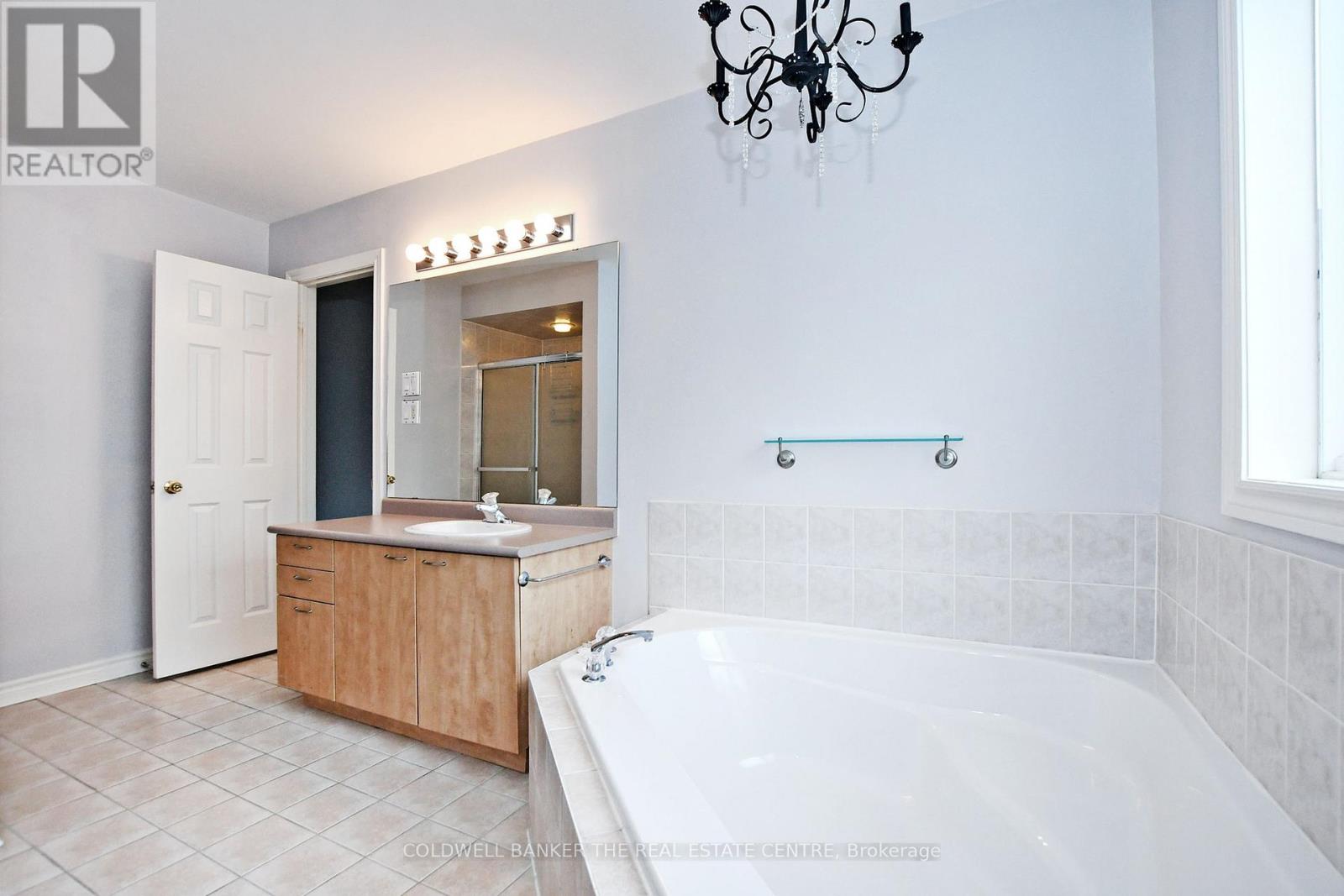 340 Silken Laumann Drive, Newmarket (Stonehaven-Wyndham), Ontario  L3X 2Y5 - Photo 21 - N12768470