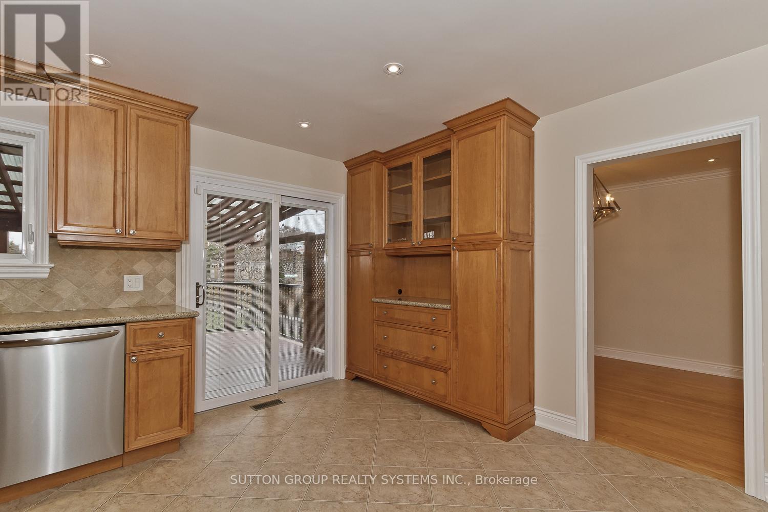 36 Doddington Drive, Toronto (Stonegate-Queensway), Ontario  M8Y 1S4 - Photo 10 - W12768498