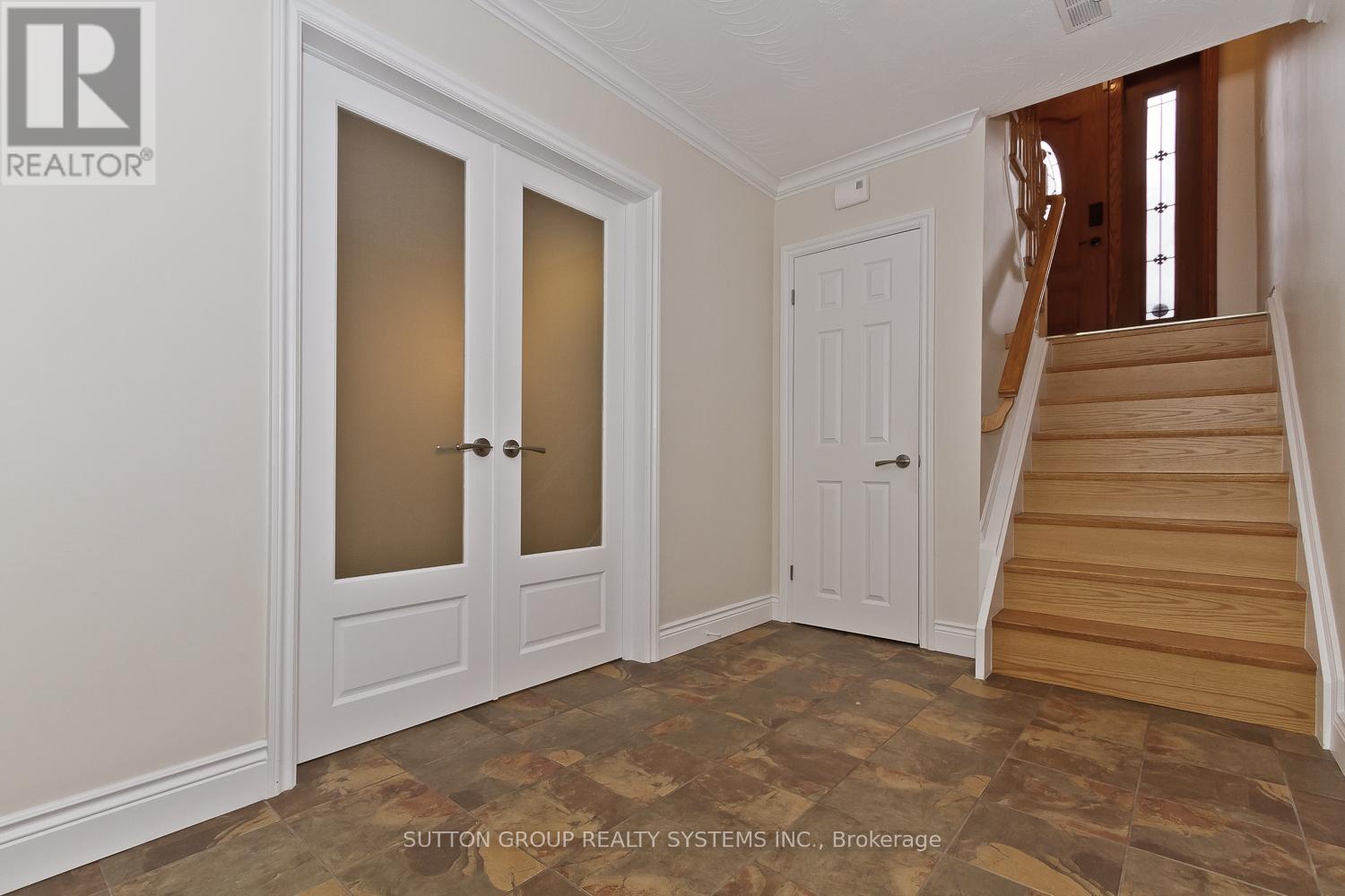 36 Doddington Drive, Toronto (Stonegate-Queensway), Ontario  M8Y 1S4 - Photo 19 - W12768498