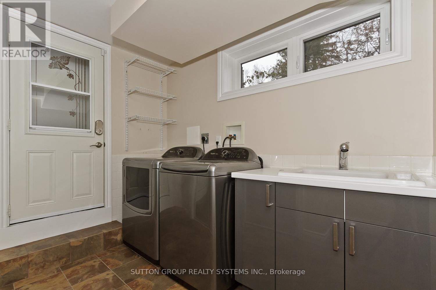 36 Doddington Drive, Toronto (Stonegate-Queensway), Ontario  M8Y 1S4 - Photo 21 - W12768498