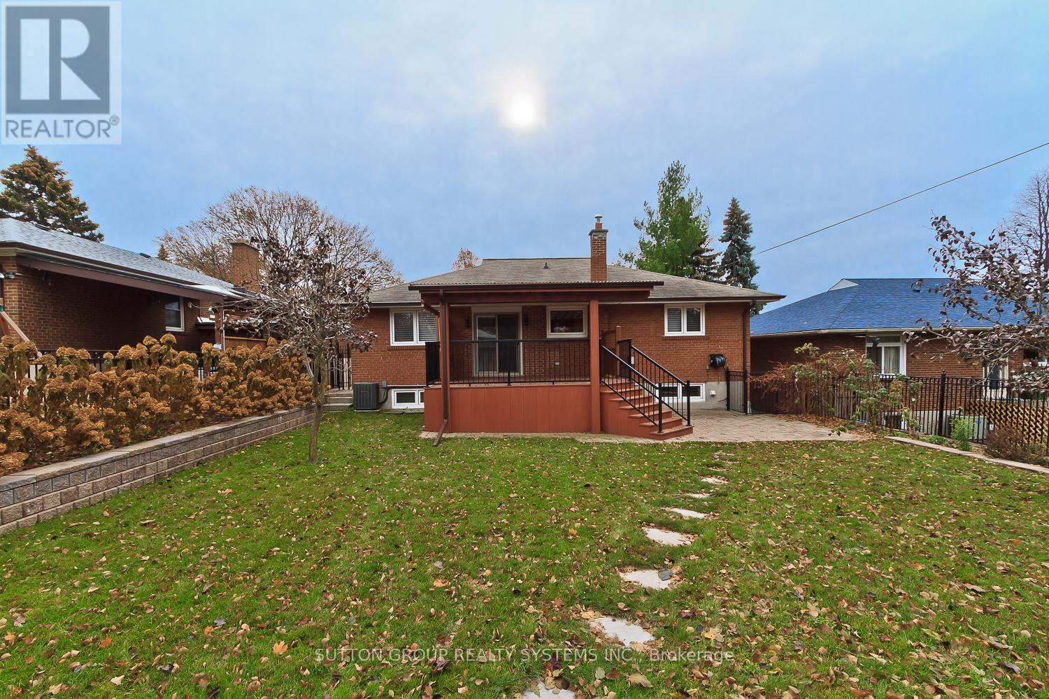36 Doddington Drive, Toronto (Stonegate-Queensway), Ontario  M8Y 1S4 - Photo 25 - W12768498