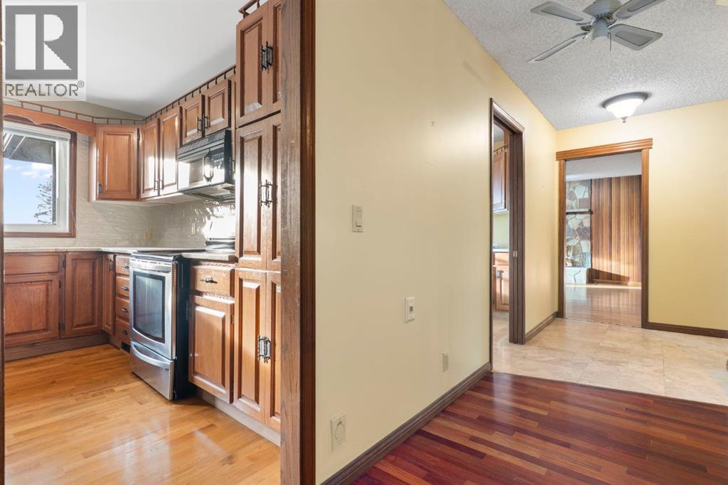 39 Coach Gate Way Sw, Calgary, Alberta  T3H 1L7 - Photo 11 - A2284475