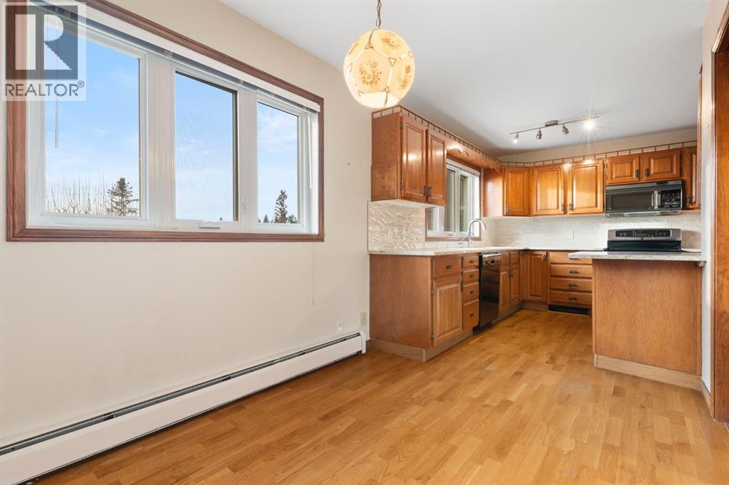 39 Coach Gate Way Sw, Calgary, Alberta  T3H 1L7 - Photo 8 - A2284475