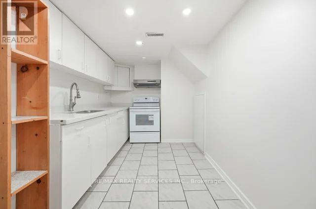 8 Nottawasaga Crescent, Brampton (Heart Lake West), Ontario  L6Z 1B9 - Photo 35 - W12760008