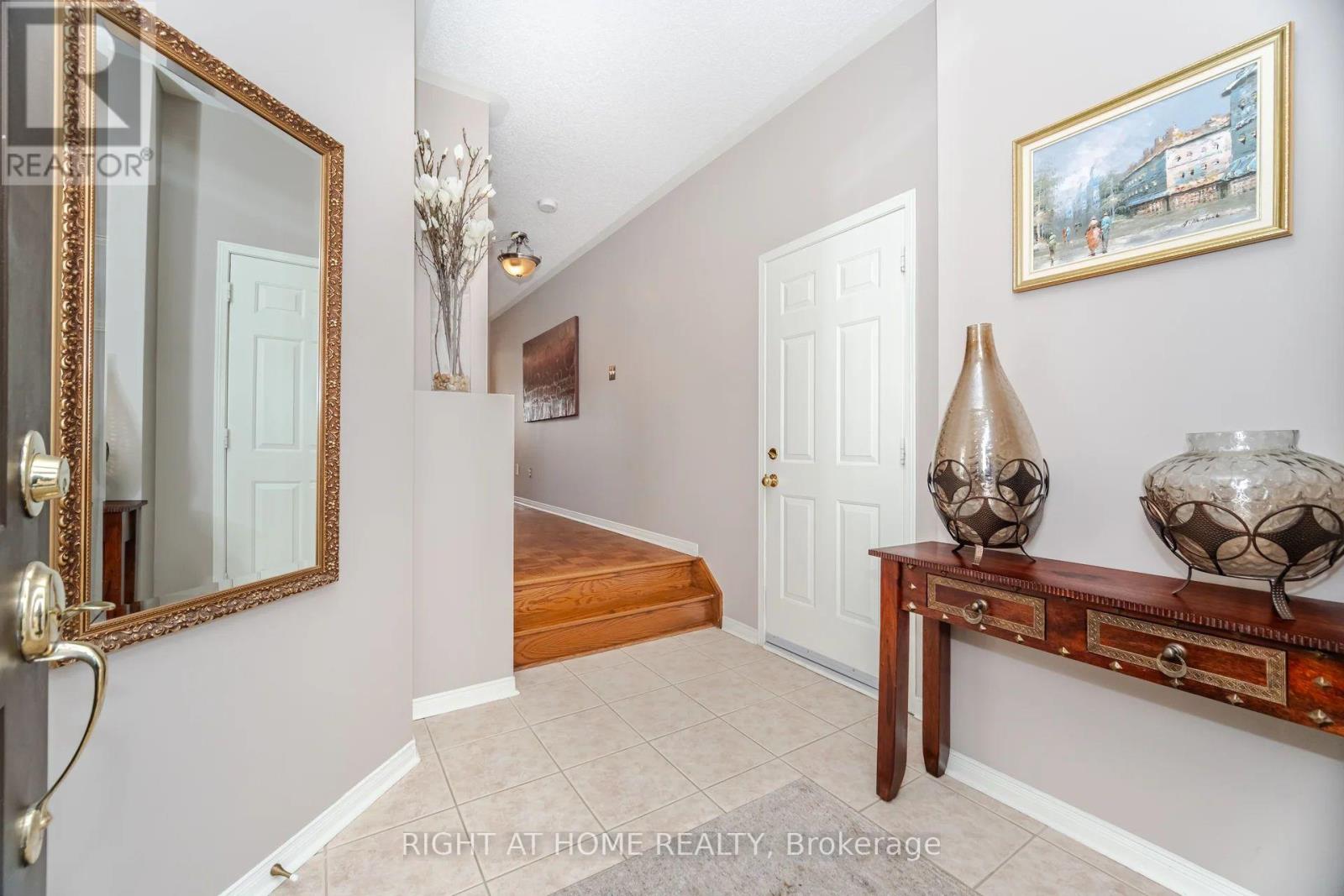 910 Oaktree Crescent, Newmarket, Ontario  L3X 2Z1 - Photo 2 - N12768604