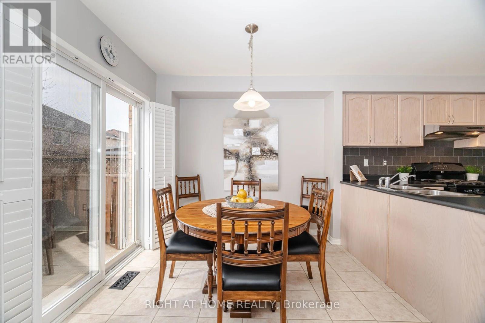 910 Oaktree Crescent, Newmarket, Ontario  L3X 2Z1 - Photo 9 - N12768604