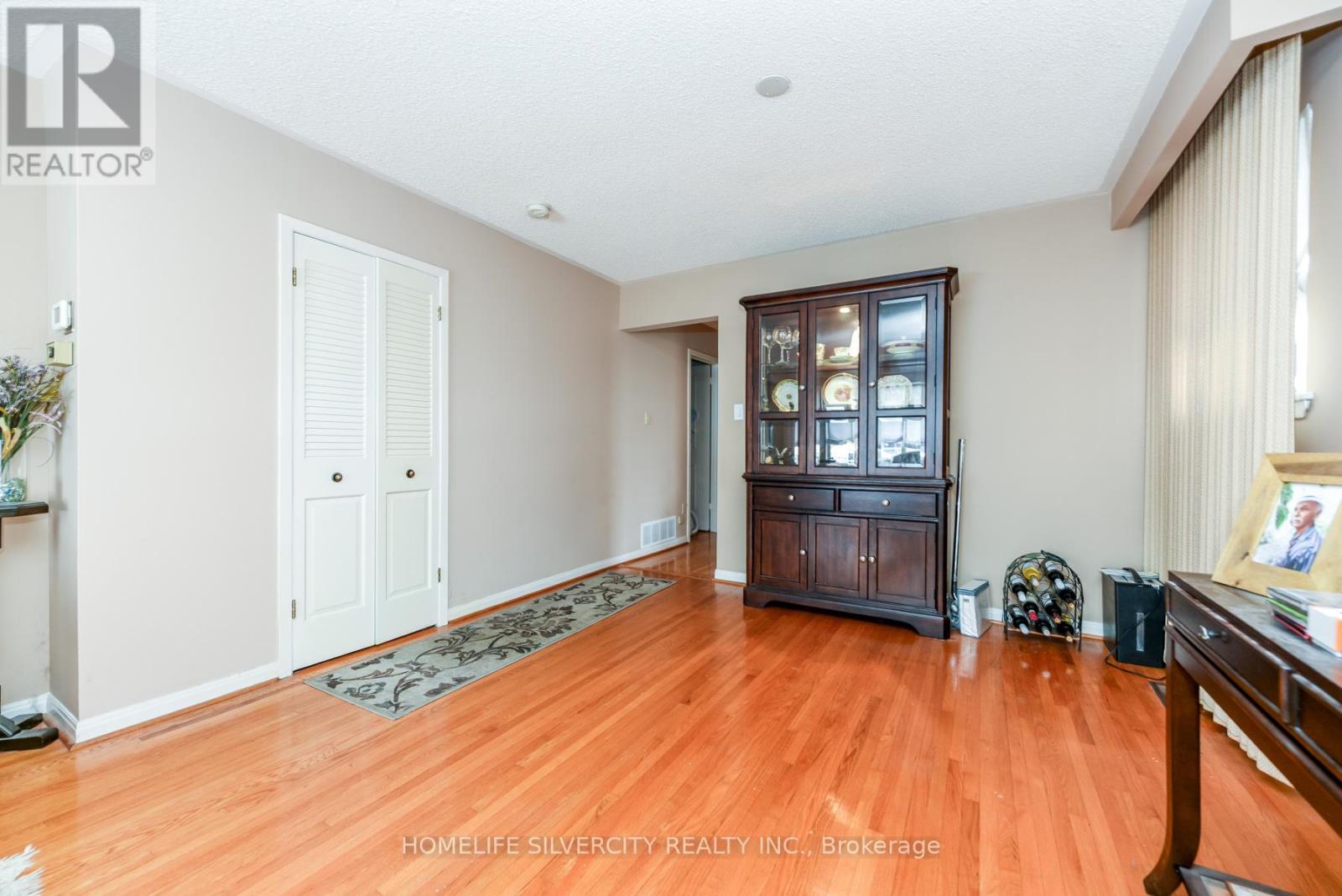 7424 Netherwood Road, Mississauga, Ontario  L4T 2N6 - Photo 15 - W12768654