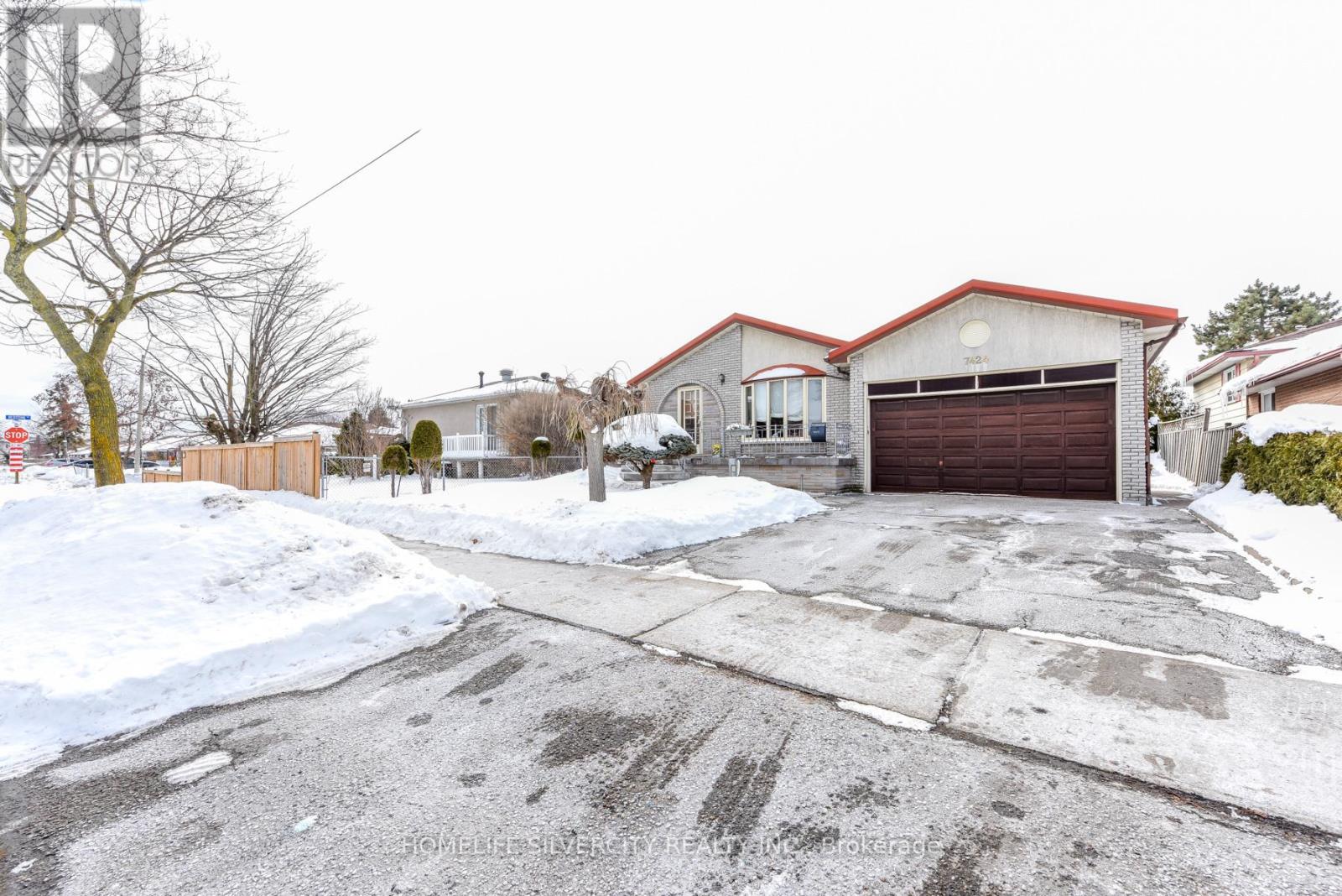 7424 Netherwood Road, Mississauga, Ontario  L4T 2N6 - Photo 2 - W12768654