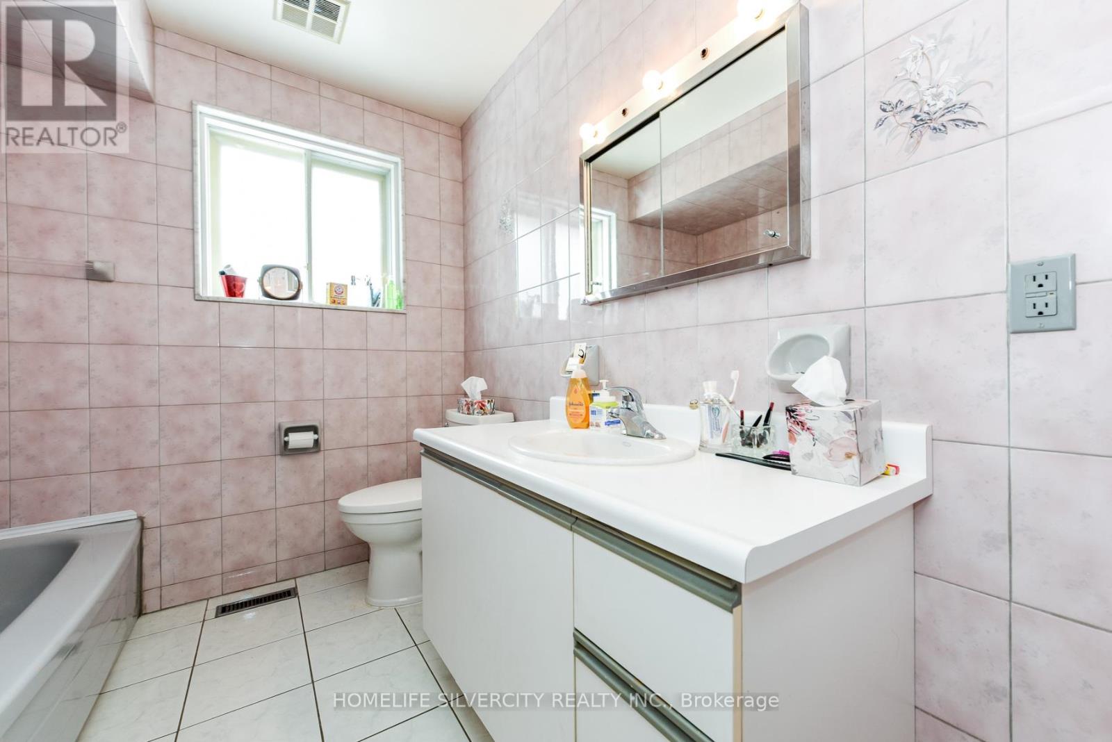 7424 Netherwood Road, Mississauga, Ontario  L4T 2N6 - Photo 32 - W12768654