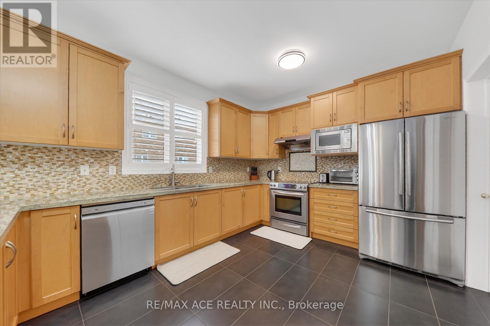 13 Gentry Way, Brampton (Bram East), Ontario  L6P 3N6 - Photo 16 - W12768706