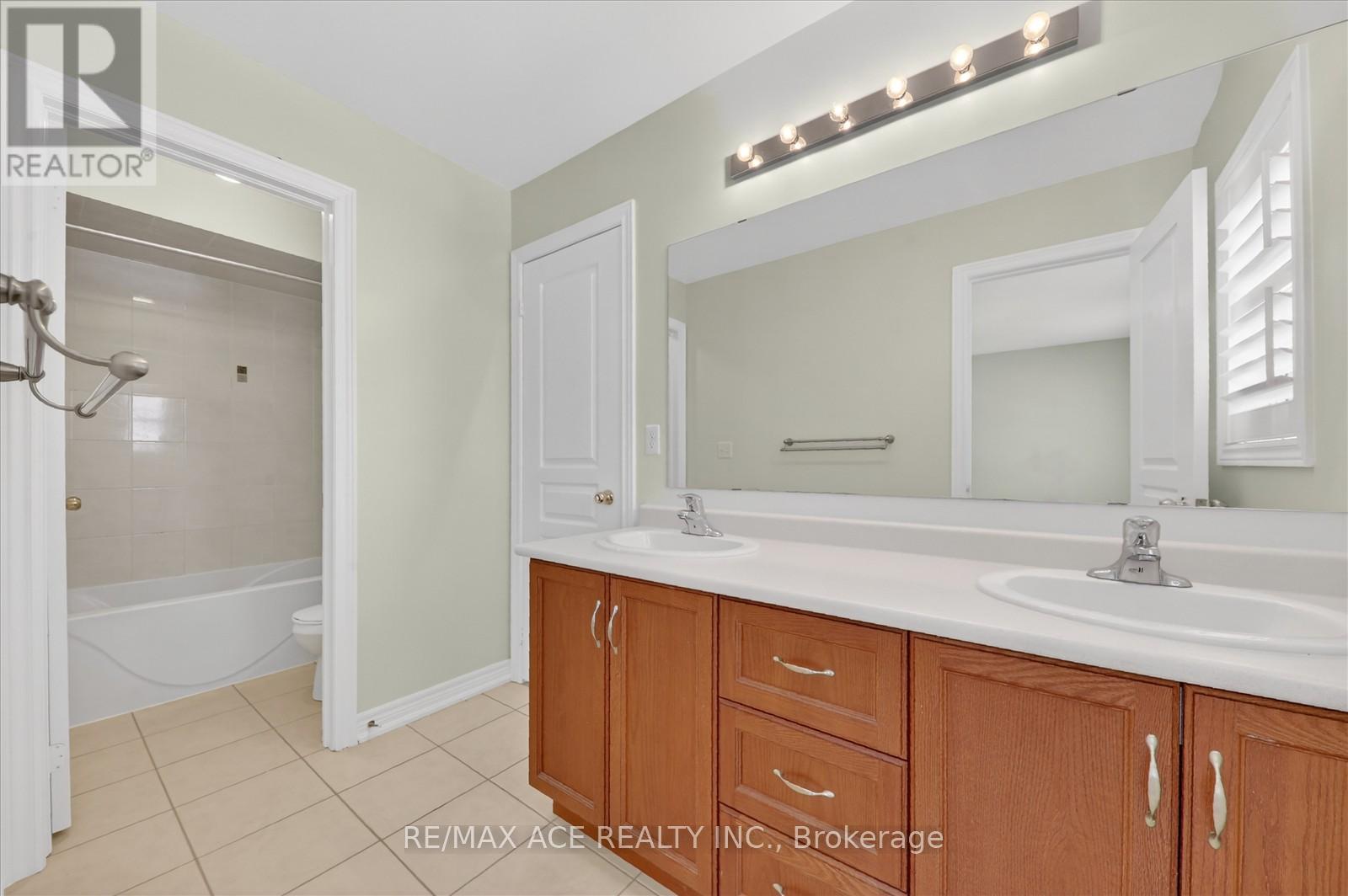 13 Gentry Way, Brampton (Bram East), Ontario  L6P 3N6 - Photo 43 - W12768706