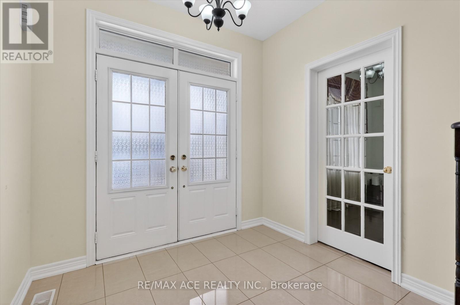 13 Gentry Way, Brampton (Bram East), Ontario  L6P 3N6 - Photo 7 - W12768706