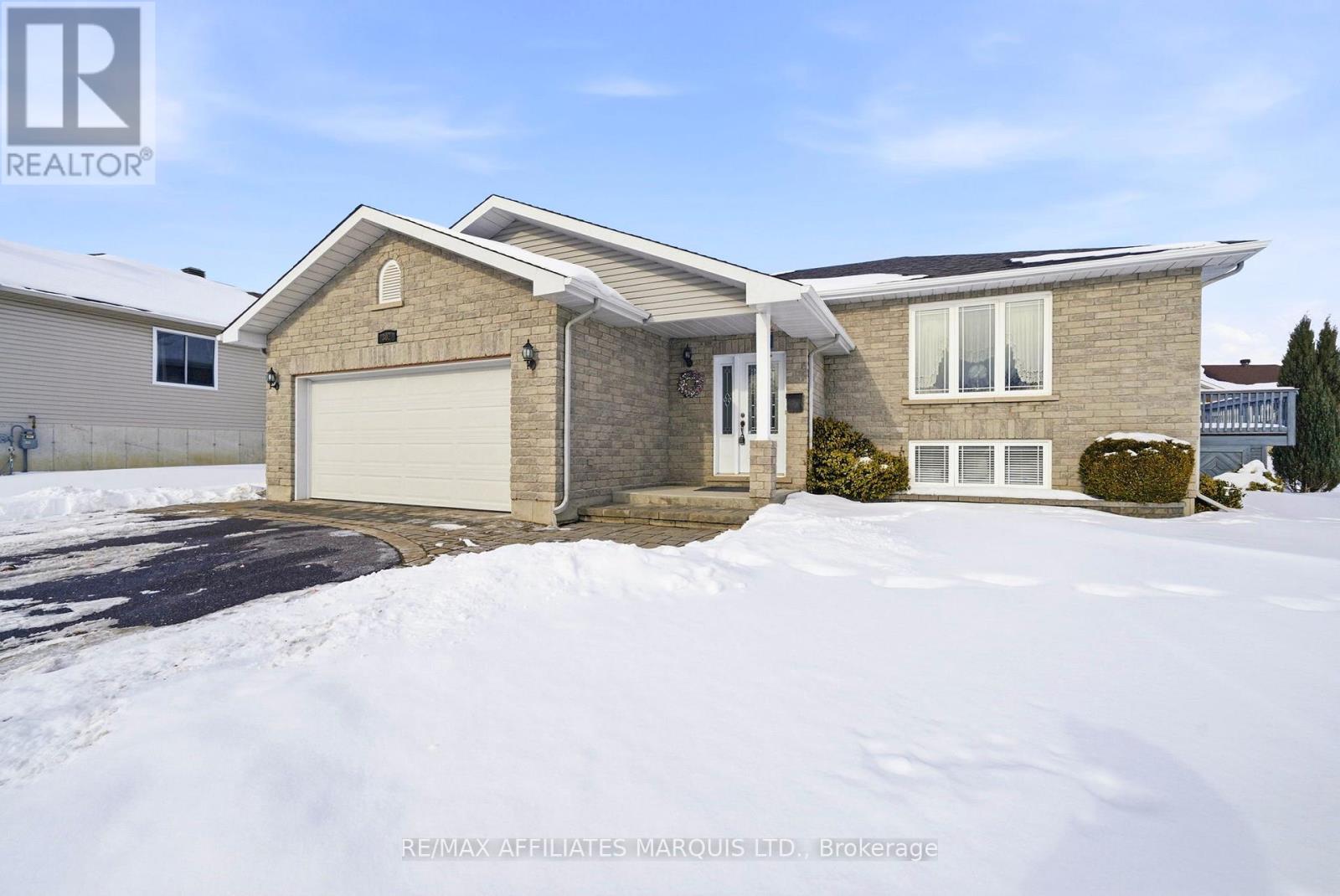 302 Emma Avenue, Cornwall, Ontario  K6J 0A2 - Photo 2 - X12768742