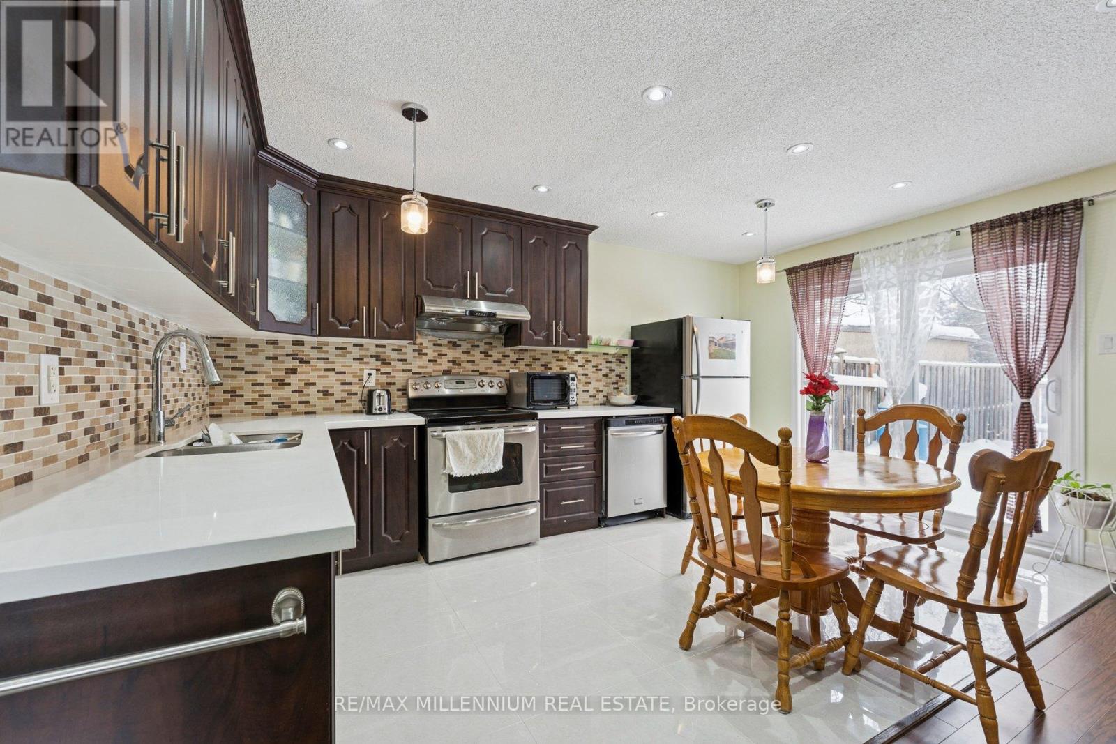 17 Haley Court, Brampton, Ontario  L6S 1N6 - Photo 10 - W12763958