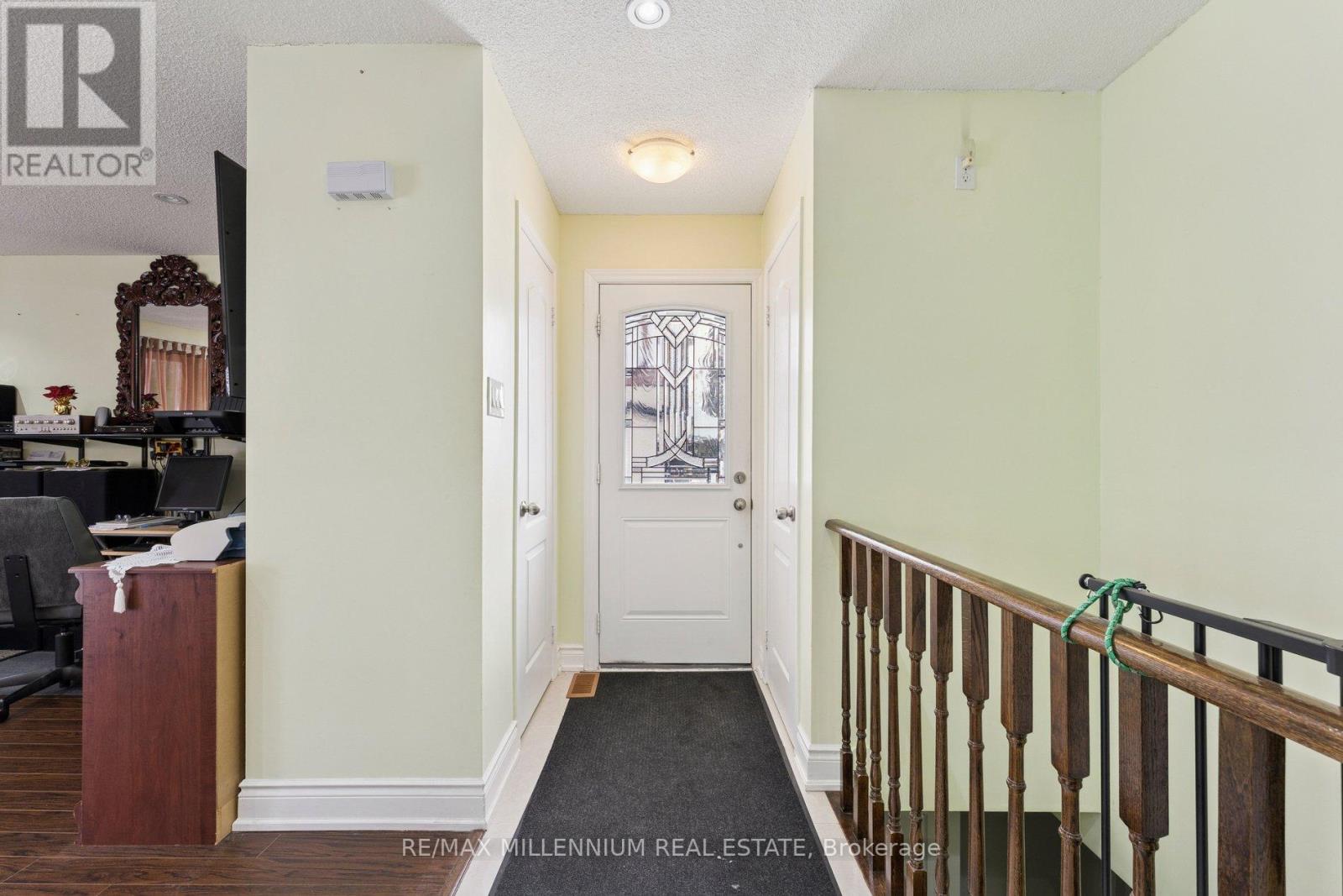 17 Haley Court, Brampton, Ontario  L6S 1N6 - Photo 7 - W12763958