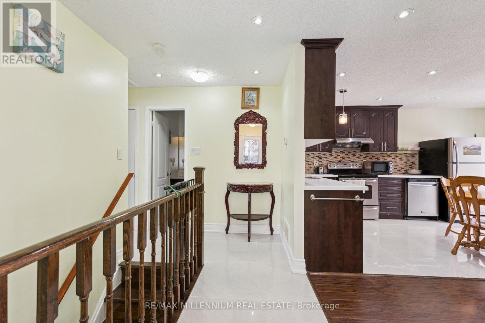 17 Haley Court, Brampton, Ontario  L6S 1N6 - Photo 8 - W12763958